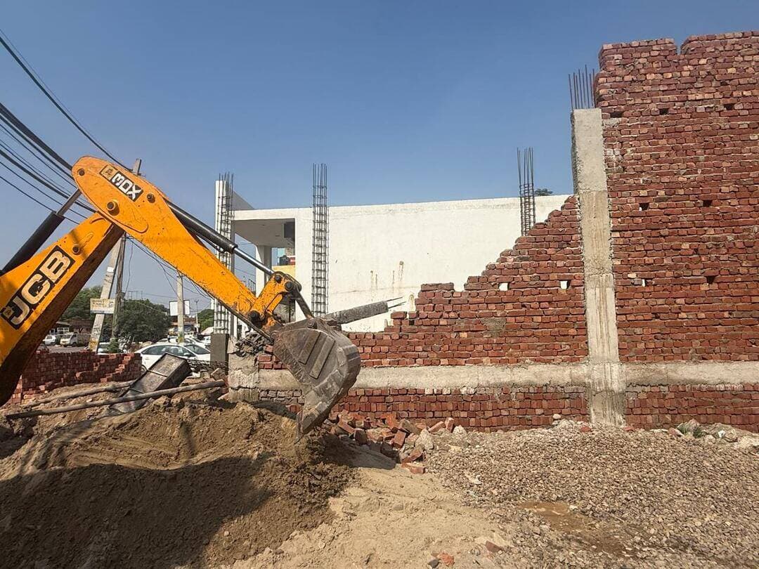 पीएमडीए द्वारा नियंत्रित क्षेत्र बरवाला में अवैध निर्माणों पर बड़ी कार्रवाई, दो फार्महाउस और एक गोदाम ध्वस्त
पंचकूला, 14 अक्तूबर : उपायुक्त श्री सतपाल शर्मा के मार्गदर्शन में जिला नगर योजनाकार श्री विक्रम कुमार के नेतृत्व में पंचकूला महानगर विकास प्राधिकरण (पीएमडीए) द्वारा बरवाला के नियंत्रित क्षेत्र में अवैध निर्माणों के विरुद्ध बड़ी कार्रवाई की गई। इस दौरान गांव रेहौर में निर्माणाधीन दो फार्महाउस और गांव बरवाला में एक गोदाम को ध्वस्त किया गया।
इस संबंध में जानकारी देते हुए जिला नगर योजनाकार श्री विक्रम कुमार ने बताया कि यह कार्रवाई नियंत्रित क्षेत्र में अनधिकृत निर्माणों पर अंकुश लगाने के उद्देश्य से की गई। कार्रवाई के दौरान ड्यूटी मजिस्ट्रेट श्री राकेश कुमार, एसडीओ, एचएसएएमबी, श्री मोहित शर्मा, एफआई, पंचकूला महानगर विकास प्राधिकरण तथा भारी पुलिस बल मौजूद रहा।
उन्होंने आमजन से अपील की कि नियंत्रित क्षेत्र में किसी भी प्रकार का निर्माण कार्य शुरू करने से पहले सक्षम अधिकारी से आवश्यक अनुमति अवश्य प्राप्त करें। बिना अनुमति किए गए निर्माण अवैध माने जाएंगे और उनके विरुद्ध लागू नियमों एवं कानूनों के अनुसार कार्रवाई की जाएगी।