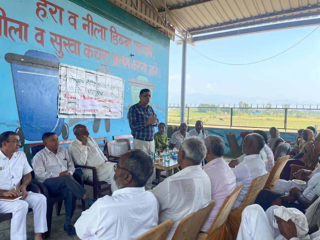 पैक्सों को आर्थिक रूप से सुदृढ करना सरकार का लक्ष्य
किसान क्रेडिट कार्ड धारकों के लिए दुर्घटना बीमा योजना शुरू-महाप्रबंधक
पंचकूला, 14 अक्तूबर- केन्द्रिय सहकारी बैंक के महाप्रबध्ंाक श्री यशवीर ंिसंह की अध्धयक्षता रामगढ़ शाखा द्वारा गांव रत्तेवाली में वित्तिय साक्षरता शिविर का आयोजन में किया गया। शिविर में श्रीमती शर्मिष्ठा रानी, विकास अधिकारी, श्री रमेश कुमार, योजना एवं विकास शाखा, श्रीमती चाहत भजनी, सहकारी प्रशिक्षु, श्री राम सिंह, प्रधान पैक्स रामगढ़, श्री रविन्द्र सिंह, शाखा प्रबध्ंाक, शाखा रामगढ़, श्री महिपाल, पैक्स प्रबध्ंाक, पैक्स रामगढ़ और गांव के सरपंच श्री विशाल शर्मा व ग्रामीणों ने भाग लिया।
महाप्रबध्ंाक श्री यशवीर ंिसंह द्वारा ग्रामीणों को बैंक व पैक्स की स्कीमों के बारे में विस्तार से बताया गया, जिसमें मुख्यमंत्री श्री नायब सिंह सैनी व सहकारिता मंत्री श्री अरविन्द कुमार शर्मा के निर्देशानुसार पैक्सों को लाभ में लाने के लिए पैक्स का व्यवसाय विकास योजना बना ली गई है। सहकारिता मंत्रालय भारत सरकार द्वारा शुरू की गई पहलों के माध्यम से पैक्सों को आर्थिक रूप से सुदृढ़ किया जाएगा। उन्होंने बताया कि जिले की सहकारी संस्थाओं के लिए एक बड़ी उपलब्धि के रूप में बताया गया कि पंचकूला जिले की 11 पैक्स में से 10 पैक्स पूरी तरह कंप्यूटरीकृत हो चुकी हैं। 10 पैक्स अब ग्रामीण क्षेत्रों में कॉमन सर्विस सेंटर के रूप में भी कार्य कर रही हैं, जिससे ग्रामीणों को विभिन्न डिजिटल सेवाएं उपलब्ध हो रही हैं। 10 पैक्सों द्वारा प्रधानमंत्री किसान समृद्वि केन्द्र के माध्यम से किसानों के लिए खाद एवं उर्वरक वितरण का कार्य सुचारू रूप से किया जा रहा है।
उन्होंने बताया कि बैंक की सभी 12 शाखाओं में माइक्रो एटीएम की सुविधा उपलब्ध करवाई जा रही है। इसके माध्यम से किसी भी बैंक का ग्राहक अपने खाते से राशि की निकासी कर सकता है। उन्होंने बताया कि बैंक द्वारा व्यक्तिगत ऋण, वाहन ऋण, गृह निर्माण ऋण, डेयरी ऋण, संयुक्त देयता समूह ऋण, शिक्षा ऋण तथा कैश क्रेडिट लिमिट सहित विभिन्न ऋण सुविधाएं उपलब्ध करवाई जा रही हैं।
श्री यशवीर ंिसंह, ने बताया कि पैक्स के माध्यम से केसीसी धारकों को व्यक्तिगत दुर्घटना बीमा योजना के तहत विशेष सुरक्षा प्रदान की जा रही है। इसके अंतर्गत मात्र 1.90 रूपए प्रति व्यक्ति के अंशदान पर 50,000 रूपए तक का बीमा कवर दिया जा रहा है। इसमें किसान क्रेडिट कार्ड धारक को केवल 0.63 रूपए का अंशदान देना होगा जबकि शेष 1.27 रूपए का अंशदान बैंक द्वारा वहन किया जाएगा।