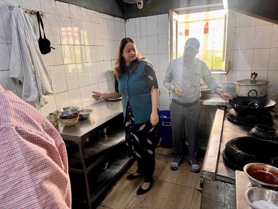 देहरादून: हांडी रेस्टोरेंट में सड़ी-गली सब्जियां और बासी खाना मिला, तत्काल बंद कराया https://champawatkhabar.com/rotten-vegetables-and-stale-food-found-in-dehradun-handi-restaurant-closed-immediately/
