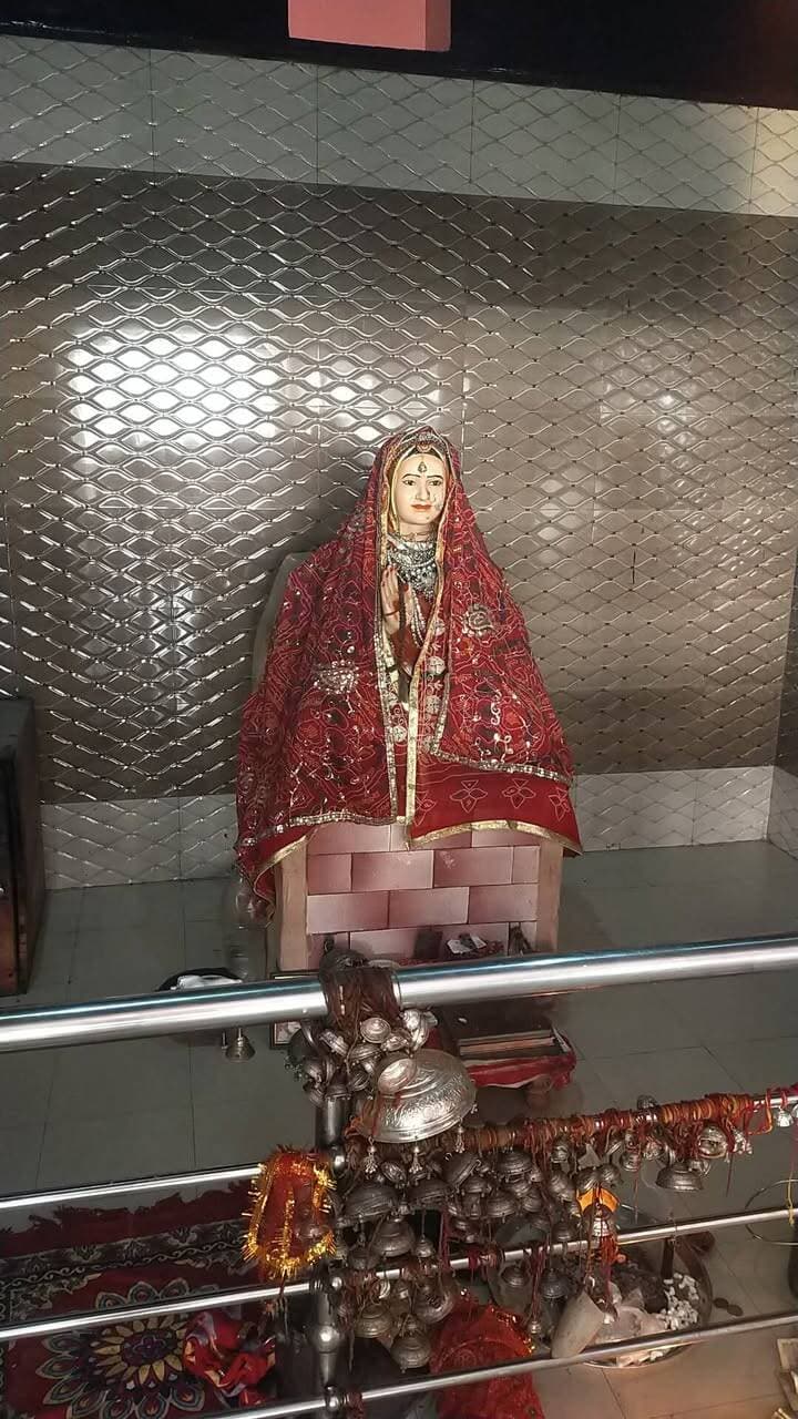 कुम्हारिया के सती दादी मन्दिर में आयोजित वार्षिक मेले में हरियाणा तथा राजस्थान के श्रद्धालुओं ने लगाई धोक व मांगी मन्नतें, भजन कीर्तन व भंडारे का आयोजन
चोपटा।- गांव कुम्हारिया के सती दादी मंदिर में आयोजित वार्षिक मेले में बुधवार वार को आसोज शुदी चतुर्थी को हजारों श्रद्धालुओं ने सती दादी की प्रतिमा के समक्ष पूजा अर्चना कर प्रसाद चढाया व मन्नत मांगी। मन्दिर परिसर में विशाल मेला लगा व सती दादी सेवा समिति कुम्हारिया के तत्वावधान में भजन कीर्तन कार्यक्रम का आयोजन किया गया। इसमे गायकों विक्रम ग्रोवर, रितु राठौड़ ने भजनों द्वारा सतीदादी की महिमा का गुणगान किया। व सुन्दर झांकी निकाल कर हजारों की संख्या में आए भक्तों को भाव विभोर कर दिया। मन्दिर में हवन-यज्ञ व भंडारे का आयोजन किया गया। हरियाणा-राजस्थान सीमा स्थित गांव कुम्हारिया में सती दादी मंदिर में बुधवार को शुक्ल पक्ष की चतुर्थी को मेला लगा। सती दादी की प्रतिमा के सामने धोक लगााने के लिए दूर-दूर से बङी संख्या मे श्रद्धालु आते हैं। इनमें महिलाओं की संख्या अधिक होती है। मन्नत पूरी होने पर श्रद्धालुओं द्वारा प्रसाद चढाया जाता है। बुधवार सुबह से ही श्रद्धालुओं की लंबी लंबी कतारें लग गई थी, उँट गाङियों, ट्रैक्टरों, जीपों व अन्य वाहनों में सवार होकर श्रद्धालुओं के आने का सिलसिला पूरे दिन जारी रहा। इसमें महिलाओं और बच्चों ने विशेष उत्साह के साथ भाग लिया। मन्दिर परिसर में लगी स्टालों पर महिलाओं ने मनिहारी का सामान व बर्तनों कि खरीददारी की तथा बच्चों ने खिलौने खरीदे। मन्दिर में हवन-यज्ञ का आयोजन किया गया। भंडारा लगाकर हजारों श्रद्धालुओं को प्रसाद ग्रहण कराया। मंदिर में प्रसाद के रूप में दूध, घी, पतासे, नमक, झाङू, चुनरी व चूङियाँ आदि चढाए। सतीदादी मन्दिर में आयोजित वार्षिक जागरण में सबसे पहले सतीदादी की प्रतिमा के समक्ष दीप जलाया गया। भजन गायकों ने गणेश वन्दना व सरस्वती वन्दना से कार्यक्रम की शुरूआत की गई। इनके द्वारा गाए भजन भजन दादी सती आ ज्या म्हानै दर्श दिखा ज्या ..पर श्रोता झूम उठे। इसके अलावा रितु राठौड़ ओर विक्रम ग्रोवर ने ओ मैया तेरी महिमा अपरम्पार.... व आ जा मां शेरावाली...भजन सुनाया। इसी बीच भगवान शिव पार्वती, राधा कृष्ण, हनुमानजी पर झांकी निकाली गई। सुन्दर झांकी ने भक्तों को भाव विभोर कर दिया। इस अवसर पर पुजारी रघुवीर शर्मा, सतीदादी सेवा समिति के सदस्य राजकुमार सिहाग,, साहब राम न्यौल, पृथ्वी सिंह, महेन्द्र सिंह सहित हजारों सती दादी के भक्त उपस्थित थे। इसमें महिलाओं की संख्या ज्यादा थी। मेले में लोगों ने जमकर खरीददारी भी की। मेले में व्यवस्था ग्रामीणों व श्री महारानी सती दादी सेवा समिति कुम्हारिया द्वारा कि गई।