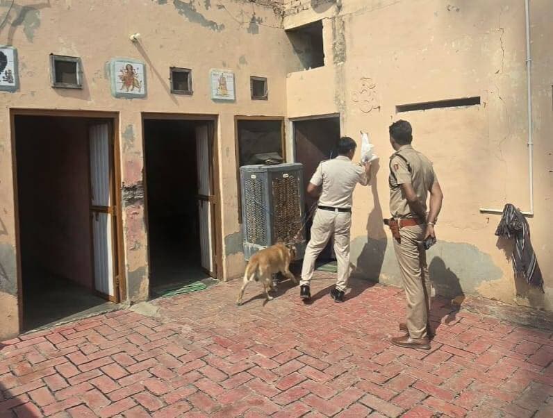 नशे के खिलाफ पुलिस की दबिश, डिंग व भावदीन में 17 घरों की तलाशी सर्च अभियान ।
डिंग थाना प्रभारी की अगुवाई में सुबह 10 से दोपहर 2 बजे तक चला सर्च अभियान, डॉग स्क्वायड की भी ली मदद ।
सिरसा। जिले में नशे के कारोबार पर लगाम लगाने के लिए सिरसा पुलिस ने गांव-गांव जाकर संदिग्ध लोगों की जांच शुरू कर दी है। इसी कड़ी में डिंग थाना पुलिस ने गांव डिंग और भावदीन में नशे की गतिविधियों में संलिप्त लोगों के घरों पर सर्च अभियान चलाया। थाना प्रभारी सब इंस्पेक्टर जसवंत सिंह की अगुवाई में पुलिस टीम ने सुबह 10 बजे से दोपहर 2 बजे तक करीब 17 घरों में तलाशी ली। इस दौरान डॉग स्क्वायड की मदद से घरों और आसपास के क्षेत्रों की जांच की गई। डिंग थाना प्रभारी जसवंत सिंह ने बताया कि पुलिस अधीक्षक दीपक सहारन के निर्देश पर जिले में नशे के खिलाफ विशेष अभियान चलाया जा रहा है। इसका मकसद नशे का कारोबार करने वालों पर शिकंजा कसना और नशे की गतिविधियों पर प्रभावी ढंग से रोक लगाना है। पुलिस की ओर से ऐसे लोगों की गतिविधियों पर नजर रखी जा रही है, जिनके नशे के कारोबार में शामिल होने की आशंका है।
नशा बेचने वालों की सूचना पुलिस को दें । थाना प्रभारी ने बताया कि सर्च अभियान के दौरान लोगों को नशे के दुष्प्रभावों के प्रति जागरूक भी किया गया। आमजन से अपील की गई कि उनके आसपास कोई व्यक्ति नशे का कारोबार करता है तो बिना किसी डर के पुलिस को सूचना दें। सूचना के आधार पर ऐसे लोगों के खिलाफ नियमानुसार कार्रवाई की जाएगी। उन्होंने कहा कि यदि कोई युवा नशे की गिरफ्त में आ गया है तो उसे धिक्कारने के बजाय नशा छोड़ने के लिए प्रेरित करें। ऐसे युवाओं की जानकारी पुलिस को दें, ताकि स्थानीय प्रशासन के सहयोग से उनके इलाज और पुनर्वास की व्यवस्था कर उन्हें समाज की मुख्यधारा से जोड़ा जा सके। पुलिस ने लोगों से नशामुक्त समाज बनाने में सहयोग देने की अपील की।