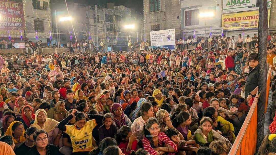 शहर थाना प्रभारी ने रामलीला मंच से नशे और साइबर अपराधों के खिलाफ अलख जगाई ।
शहर थाना प्रभारी संतोष सिंह ने लोगों को दिलाई नशे से दूर रहने की शपथ ।
सिरसा। रामलीला के मंच से अब मनोरंजन के साथ-साथ सामाजिक बुराइयों के खिलाफ भी लोगों को जागरूक किया जा रहा है। इसी कड़ी में विष्णु क्लब चैरिटेबल ट्रस्ट के रामलीला ग्राउंड में पहुंचे शहर थाना प्रभारी इंस्पेक्टर संतोष सिंह ने रात्रि में रामलीला देखने आए लोगों को नशे के दुष्प्रभावों और साइबर अपराधों से बचाव के प्रति जागरूक किया। इस दौरान उपस्थित लोगों को नशे से दूर रहने की शपथ भी दिलाई गई।
नशे के खिलाफ हर व्यक्ति निभाए अपनी जिम्मेदारी
शहर थाना प्रभारी संतोष सिंह ने कहा कि नशा आज समाज के सामने बड़ी चुनौती है। युवाओं को नशे से बचाने के लिए पुलिस के साथ-साथ परिवार और समाज के प्रत्येक व्यक्ति को अपनी जिम्मेदारी निभानी होगी। उन्होंने लोगों से अपील की कि वे अपने आसपास के युवाओं को नशे से दूर रहने के लिए प्रेरित करें और उन्हें खेलों तथा सकारात्मक गतिविधियों से जोड़ें। नशे के अवैध कारोबार की जानकारी मिलने पर बिना किसी देरी के पुलिस को सूचित करें, ताकि ऐसे लोगों के खिलाफ कार्रवाई की जा सके।
साइबर ठगी होने पर तुरंत 1930 पर करें कॉल
कार्यक्रम के दौरान इंस्पेक्टर संतोष सिंह ने साइबर अपराधों के बढ़ते मामलों पर भी लोगों को सचेत किया। उन्होंने कहा कि अनजान कॉल, संदिग्ध लिंक, फर्जी निवेश योजनाओं और लालच भरे संदेशों से सावधान रहें। किसी भी अनजान व्यक्ति के साथ ओटीपी, बैंक संबंधी जानकारी या पासवर्ड साझा न करें। यदि किसी के साथ ऑनलाइन ठगी हो जाती है, तो बिना देर किए राष्ट्रीय साइबर हेल्पलाइन नंबर 1930 पर शिकायत दर्ज करवाएं। इसके अलावा साइबर अपराध की शिकायत www.cybercrime.gov.in पर भी की जा सकती है।
उन्होंने कहा कि पुलिस अधीक्षक दीपक सहारन के नेतृत्व में सिरसा पुलिस नशे की मांग खत्म करने और साइबर अपराधों पर अंकुश लगाने के लिए लगातार प्रयास कर रही है। इस मौके पर शहर के मौजूदा पार्षद सहित अन्य गणमान्य लोग भी उपस्थित रहे।