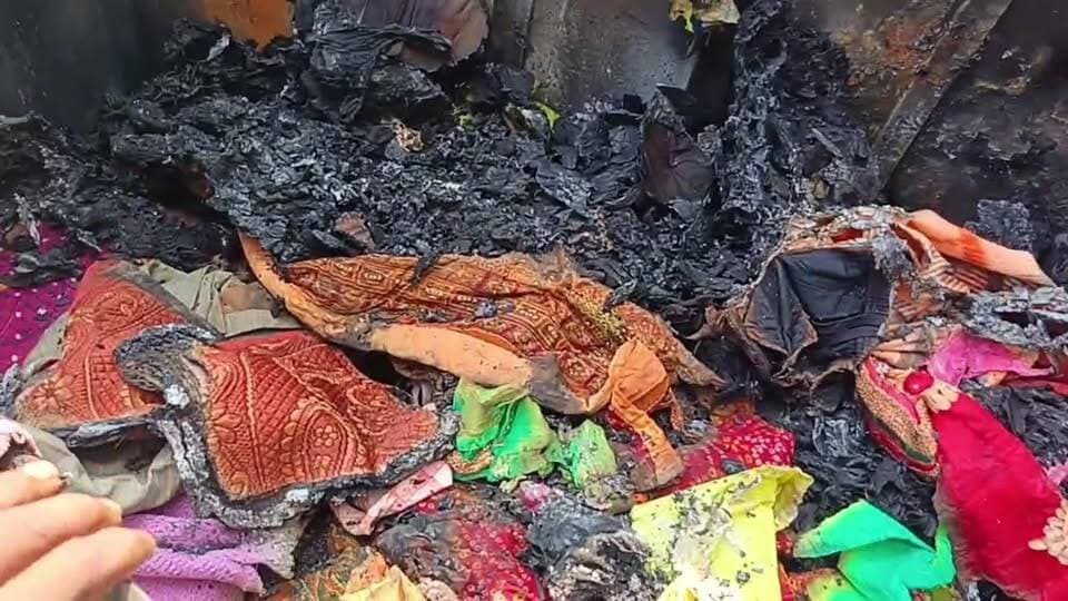 बंदरा में भीषण अग्निकांड से मची तबाही!
मुजफ्फरपुर के बंदरा प्रखंड अंतर्गत तेपरी पंचायत के वार्ड नंबर 10 में भीषण आग लगने से करीब 10–12 परिवारों के घर जलकर राख हो गए। प्रभावित परिवारों के सामने अब बड़ा संकट खड़ा हो गया है।
😢 आखिर कैसे दोबारा बसेगा इन परिवारों का आशियाना? प्रशासन से मदद की उम्मीद!
📍 तेपरी पंचायत, बंदरा, मुजफ्फरपुर
📢 खबर को शेयर करें, ताकि पीड़ित परिवारों की आवाज प्रशासन तक पहुंचे।
#BiharNewsTime #Muzaffarpur #Bandra #TepriPanchayat #FireIncident #BreakingNews #BiharNews #अग्निकांड #मुजफ्फरपुर #बंदरा