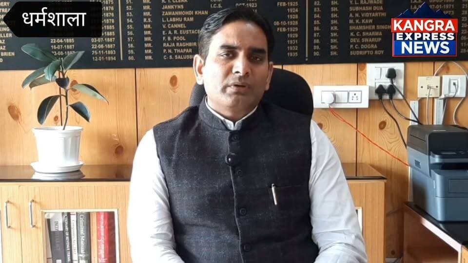 धर्मशाला में जुटेंगे देशभर के 100 प्रशासनिक अधिकारी! 16-17 अक्टूबर को राष्ट्रीय ई-गवर्नेंस कॉन्फ्रेंस |
Kangra Express
धर्मशाला : पर्यटन नगरी धर्मशाला में 16 और 17 अक्टूबर को राष्ट्रीय स्तर की ई-गवर्नेंस रिफॉर्म्स कॉन्फ्रेंस आयोजित होगी। सम्मेलन में केंद्र और विभिन्न राज्य सरकारों के करीब 100 प्रशासनिक अधिकारी भाग लेंगे।
उपायुक्त कांगड़ा हेमराज बैरवा के अनुसार, सम्मेलन में केंद्रीय मंत्री जगत प्रकाश नड्डा, केंद्रीय राज्य मंत्री डॉ. जितेंद्र सिंह और हिमाचल प्रदेश के मुख्यमंत्री सुखविंदर सिंह सुक्खू के शामिल होने का कार्यक्रम है।
सम्मेलन में डिजिटल सेवाओं को अधिक पारदर्शी, प्रभावी और आसान बनाने के साथ-साथ देशभर में ई-गवर्नेंस के सफल मॉडलों और प्रशासनिक सुधारों पर मंथन होगा। हिमाचल प्रदेश में आईटी और ई-गवर्नेंस के क्षेत्र में किए गए कार्यों को भी प्रस्तुत किया जाएगा।
राष्ट्रीय स्तर के इस आयोजन से धर्मशाला की पहचान को मजबूती मिलने के साथ पर्यटन गतिविधियों को भी बढ़ावा मिलने की उम्मीद है।
📺 देखिए Kangra Express News पर पूरी खबर!
#KangraExpressNews #Dharamshala #EGovernance #HimachalNews #facebookviral #nonfollowers #NewsUpdate #FacebookPage