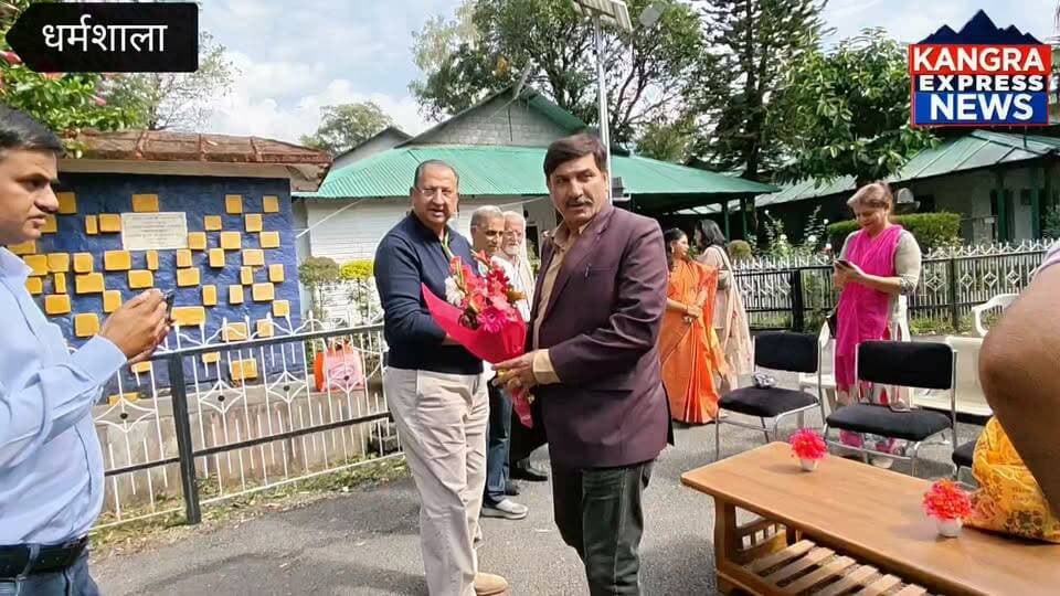धर्मशाला कॉलेज में मां सरस्वती की मूर्ति का शिलान्यास, OSA की पहल से उत्साह का माहौल |
Kangra Express
धर्मशाला : आज धर्मशाला कॉलेज में ओल्ड स्टूडेंट्स एसोसिएशन (OSA) की ओर से मां सरस्वती की मूर्ति का शिलान्यास किया गया। इस अवसर पर कॉलेज परिसर में उत्साह और उल्लास का माहौल देखने को मिला। OSA की इस पहल को शिक्षा, ज्ञान और संस्कारों के प्रति सम्मान के रूप में देखा जा रहा है। कार्यक्रम ने कॉलेज से जुड़े पुराने विद्यार्थियों और अन्य उपस्थित लोगों के लिए इस दिन को यादगार बना दिया।
#KangraExpressNews #Dharamshala #DharamshalaCollege #MaaSaraswati #OSA #OldStudentsAssociation #HimachalNews