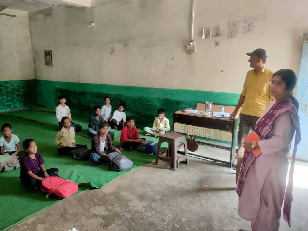 शिवपुरी- कलेक्टर एवं जिला मजिस्ट्रेट अर्पित वर्मा के निर्देश पर जिले में पीएम पोषण योजना के तहत बड़ा निरीक्षण अभियान चलाया गया।
प्रभारी अधिकारी सीमा उपाध्याय ने करैरा, पिछोर और खनियाधाना विकासखंड के 8 शासकीय विद्यालयों में मध्याह्न भोजन की गुणवत्ता, रसोईघर की स्वच्छता और पेयजल व्यवस्था का औचक निरीक्षण किया।
कलेक्टर ने दिए सख्त निर्देश जिन समूहों द्वारा मध्याह्न भोजन वितरण में लापरवाही बरती जा रही है, उन्हें हटाया जाएगा और उनके विरुद्ध कार्रवाई की जाएगी।
बच्चों को प्रतिदिन मेनू अनुसार गर्म, ताजा एवं गुणवत्तापूर्ण भोजन देना अनिवार्य है, गुणवत्ता से कोई समझौता नहीं होगा।
#Shivpuri #ShivpuriNews #CollectorShivpuri #PMPOSHAN #MidDayMeal #MPNews