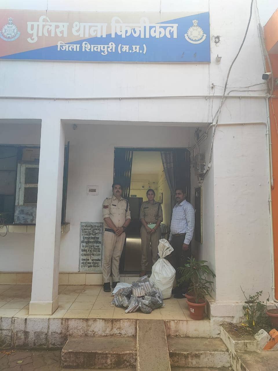 शिवपुरी- थाना फिजीकल पुलिस द्वारा आरोपी देवेन्द्र केवट को अवैध रूप से पटाखों का परिवहन करते हुये पकड़ कर उसके कब्जे से 66 पैकेट में कुल 660 देखी पटाखे जप्त किये एवं आरोपी के विरुद्ध विस्फोटक अधिनियम के तहत अपराध कायम कर कार्यवाही की गई।