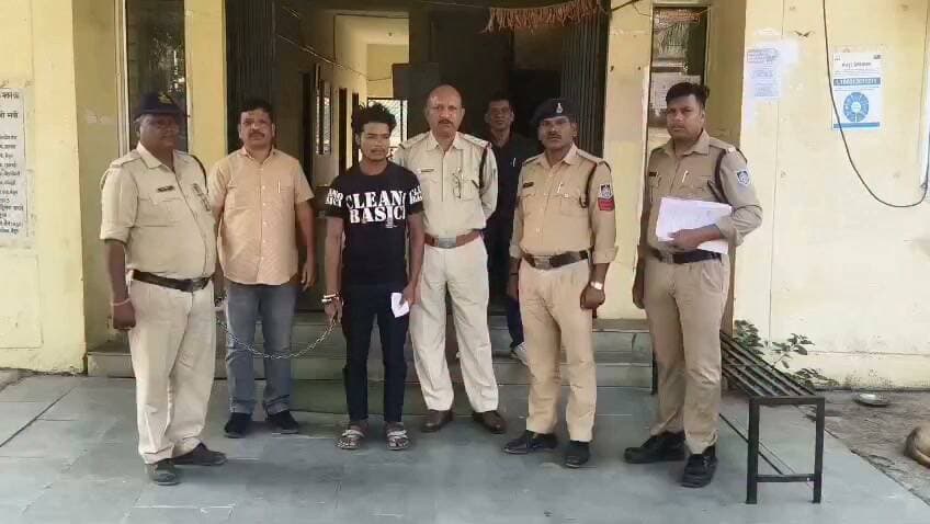 प्रेस नोट
कार्यालय पुलिस अधीक्षक, जिला बैतूल
दिनांक: 14.10.2026
🔹 *अमला पुलिस की त्वरित कार्यवाही, दुराचार करने वाले आरोपी को गिरफ्तार कर भेजा गया जेल*
🔹जिला बैतूल में अपराधों पर प्रभावी नियंत्रण एवं गंभीर प्रकृति के अपराधों के विरुद्ध सख्त कार्रवाई हेतु पुलिस अधीक्षक बैतूल श्री वीरेन्द्र जैन द्वारा समस्त थाना प्रभारियों को आवश्यक दिशा-निर्देश दिए गए हैं।
🔹इसी तारतम्य में अतिरिक्त पुलिस अधीक्षक श्री कमलेश कुमार खरपुसे एवं अनुविभागीय अधिकारी पुलिस श्री एस. के. सिंह के मार्गदर्शन में आमला थाना प्रभारी निरीक्षक मुकेश ठाकुर के नेतृत्व में पुलिस टीम द्वारा त्वरित एवं प्रभावी कार्रवाई करते हुए आरोपी को गिरफ्तार कर न्यायालय में पेश कर जेल भेजा गया।
🔹 *घटना का विवरण*
फरियादिया द्वारा रिपोर्ट दर्ज कराई गई कि आरोपी द्वारा सहेली के घर छोड़ने जाने पर जंगल के कच्चे रास्ते में ले जाकर दुराचार करना एवं किसी को बताने पर जान से मारने की धमकी देने पर उक्त सूचना पर थाना आमला में *अपराध क्रमांक 410/26 धारा 64(1),351(3)* बी.एन.एस.एस. के अंतर्गत प्रकरण पंजीबद्ध कर विवेचना प्रारंभ की गई।
🔹 *पुलिस कार्यवाही*
विवेचना के दौरान पुलिस टीम द्वारा सतत प्रयास एवं तकनीकी सहयोग से दुराचार करने वाला आरोपी 1) *बंटी पिता साबूलाल आहके निवासी ग्राम खारी थाना आमला* को विधिवत गिरफ्तार कर न्यायालय में प्रस्तुत किया गया, जहां से उसे जेल भेजा गया।
🔹 *सराहनीय भूमिका*
उक्त कार्रवाई में थाना प्रभारी आमला मुकेश ठाकुर, उप निरीक्षक अवधेश वर्मा, प्रधान आरक्षक बसंतराम उइके, प्रधान आरक्षक कमल पांसे आरक्षक रोहन उइके, आरक्षक विनोद आरक्षक रोहित कुशवाह महिला आरक्षक प्रियांशी पटेल थाना आमला , एवं आरक्षक दीपेंद्र सिंह, बलराम राजपूत (सायबर सेल) की सराहनीय भूमिका रही।
🔹 *पुलिस अधीक्षक बैतूल की अपील*
पुलिस अधीक्षक बैतूल श्री वीरेन्द्र जैन ने आमजन से अपील की है कि—
* अपने बच्चों पर विशेष निगरानी रखें एवं उन्हें अनजान व्यक्तियों से सतर्क रहने की सलाह दें।
* किसी भी संदिग्ध गतिविधि, व्यक्ति या घटना की जानकारी तुरंत नजदीकी थाना या डायल 112 पर दें।
* सोशल मीडिया के माध्यम से होने वाले प्रलोभनों से बच्चों को जागरूक करें।
* कानून व्यवस्था बनाए रखने में पुलिस का सहयोग करें, जिससे अपराधों पर प्रभावी नियंत्रण स्थापित किया जा सके।