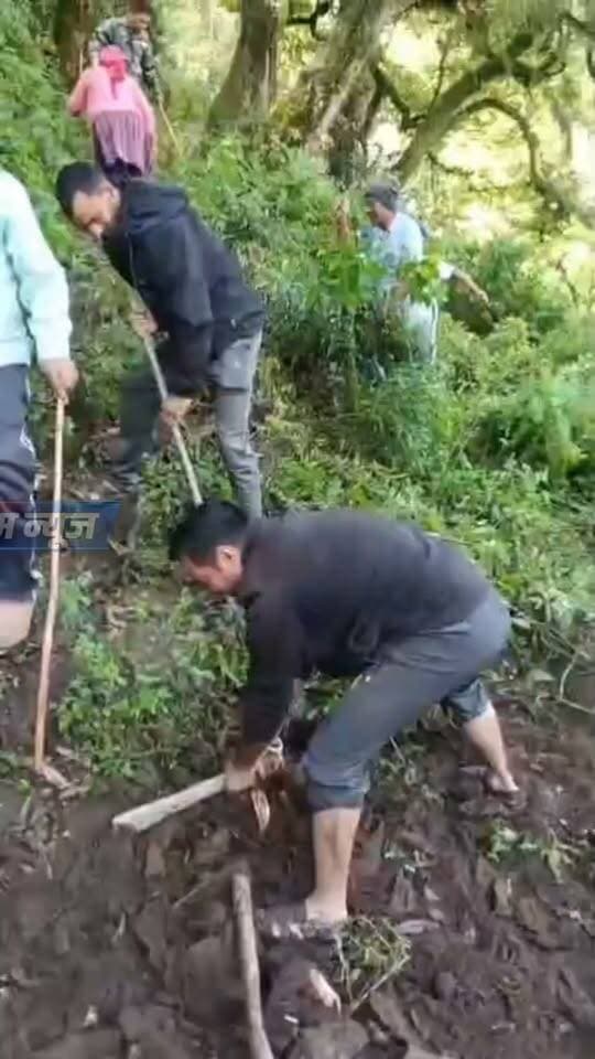 🚨 10 साल से सड़क का इंतजार, अब ग्रामीणों ने खुद संभाली कमान!
📍 मदमहेश्वर घाटी, रुद्रप्रयाग
मदमहेश्वर घाटी के ग्राम पंचायत गैड़ के बष्टी तोक के ग्रामीण पिछले 10 वर्षों से सड़क सुविधा की राह देख रहे हैं। जब शासन-प्रशासन से उम्मीद पूरी नहीं हुई, तो ग्रामीणों ने खुद ही श्रमदान कर मोटर मार्ग निर्माण का काम शुरू कर दिया।
🚜 ग्रामीणों का संघर्ष, एकजुटता की मिसाल!
सड़क न होने से ग्रामीणों को रोजमर्रा के आवागमन के साथ ही अपने कृषि उत्पादों को बाजार तक पहुंचाने में भारी दिक्कतों का सामना करना पड़ रहा है। इससे उनकी आजीविका भी प्रभावित हो रही है।
अब ग्रामीणों ने अपने दम पर सड़क बनाने की पहल तो कर दी है, लेकिन सवाल यह है कि आखिर 10 साल बाद भी बष्टी तोक तक सड़क क्यों नहीं पहुंच पाई?
ग्रामीणों को अब शासन-प्रशासन और संबंधित विभागों से सहयोग की उम्मीद है, ताकि उनका यह संघर्ष जल्द रंग ला सके और गांव को सड़क जैसी बुनियादी सुविधा मिल सके।
📢 दस साल का इंतजार खत्म होगा या ग्रामीणों को अभी और संघर्ष करना पड़ेगा?
#रुद्रप्रयाग #मदमहेश्वरघाटी #बष्टीतोक #ग्रामविकास #सड़ककीमांग #ग्रामीणोंकासंघर्ष #UttarakhandNews