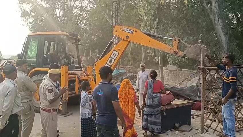धौलपुर: धौलपुर में नगर परिषद का अतिक्रमण अभियान, 50 परिवारों के आशियाने उजड़े
