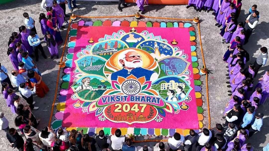 'विकसित भारत 2047' के रंग में रंगा धर्मशाला
धर्मशाला में बनी प्रदेश की सबसे मनमोहक व विशाल रंगोली तीन दिन में बनकर तैयार हुई ।
विधायक सुधीर शर्मा ने 72 होनहारों को मेडल पहनाकर किया सम्मानित
धर्मशाला में हुआ भव्य समारोह,
धर्मशाला। 14 अक्टूबर। प्रधानमंत्री नरेंद्र मोदी के जन्मदिन के उपलक्ष्य में पूरे देश में चलाए जा रहे 'सेवा समर्पण के 25 वर्ष' व 'सेवा संकल्प अभियान' की गूंज धर्मशाला में भी देखने को मिली। 'विकसित भारत 2047' के विजन को लेकर धर्मशाला में भव्य कार्यक्रम का आयोजन किया गया । कार्यक्रम का शुभारंभ 'सेवा के रंग राष्ट्र के संग' पहल के तहत बनाई गई एक अत्यंत आकर्षक और विशाल रंगोली के साथ हुआ। धर्मशाला में छात्रों व भाजपा कार्यकर्ताओं के द्वारा बनाई गई यह रंगोली प्रधानमंत्री मोदी के विकसित भारत के सपने को साकार करती नजर आई। तीन दिन में बनी यह रंगोली प्रदेश की सबसे मनमोहक व विशालतम रंगोली रही । इस अवसर पर छात्रों ने मुख्यातिथि सुधीर शर्मा को 'विकसित भारत 2047' के विजन और इसके तहत देशभर में चल रहे विविध कार्यक्रमों की विस्तृत जानकारी भी प्रदान की।
धर्मशाला विधानसभा क्षेत्र के 12 स्कूलों के लगभग 470 बच्चों ने डिबेट और पेंटिंग प्रतियोगिताओं के जरिए अपने सपनों के भारत की तस्वीर पेश की। इन प्रतियोगिताओं के 72 विजेता होनहारों को धर्मशाला में आयोजित एक भव्य समारोह में धर्मशाला के विधायक एवं पूर्व मंत्री श्री सुधीर शर्मा ने बतौर मुख्यातिथि मेडल व प्रमाण पत्र देकर सम्मानित किया।
12 स्कूलों में दिखी भविष्य की प्रतिभा की झलक
धर्मशाला विधानसभा क्षेत्र में युवा पीढ़ी को राष्ट्र निर्माण से जोड़ने के लिए यह विशेष पहल की गई। इस अभियान के तहत 12 विभिन्न स्कूलों में डिबेट और पेंटिंग कार्यक्रम करवाए गए, जिनमें 470 के करीब छात्रों ने भारी उत्साह के साथ भाग लिया। इन प्रतियोगिताओं में प्रत्येक स्कूल से प्रथम, द्वितीय और तृतीय स्थान पर रहने वाले 72 विद्यार्थियों को शॉर्टलिस्ट किया गया। मुख्यातिथि सुधीर शर्मा ने इन सभी विजेता बच्चों की पीठ थपथपाई और उन्हें उज्ज्वल भविष्य की शुभकामनाएं दीं।
कार्यक्रम में इनकी रही गरिमामयी उपस्थिति
इस सम्मान समारोह और संकल्प अभियान में शहर के कई गणमान्य व्यक्तियों ने शिरकत की। कार्यक्रम में विशेष रूप से नवजीवन ट्रस्ट की अध्यक्ष शकुन, धर्मशाला के मेयर शमशेर सिंह नेहरिया और बीडीसी अध्यक्ष आलोक कुमार मौजूद रहे। इनके अलावा नगर निगम के सभी पार्षद, बीडीसी सदस्य, विभिन्न पंचायतों के प्रधान व उप-प्रधान और बड़ी संख्या में भाजपा कार्यकर्ता उपस्थित रहे, जिन्होंने बच्चों का उत्साहवर्धन कर कार्यक्रम को सफल बनाया।