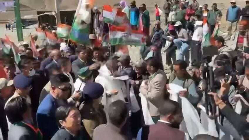मुख्यमंत्री ठाकुर सुखविन्द्र सिंह सुक्खू का काजा पहुंचने पर शहनाई, ढोल-नगाड़ों और नारों के बीच जोरदार स्वागत।