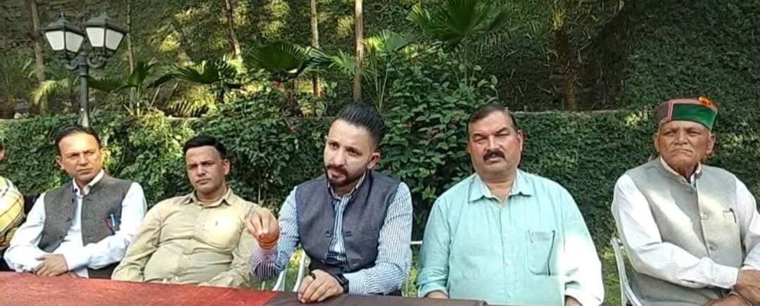 सराहन में 18 अक्टूबर को होगा वीरभद्र सिंह की प्रतिमा का अनावरण, 54 पंचायतों की मिट्टी से जुड़ी भावनाएं
प्रतिमा निर्माण पर खर्च हुए करीब 10 लाख रुपये, जनसहयोग से साकार हुआ स्मारक; समारोह में 8 हजार लोगों के पहुंचने की उम्मीद
रामपुर बुशहर। हिमाचल प्रदेश के पूर्व मुख्यमंत्री स्वर्गीय वीरभद्र सिंह की स्मृतियों को सहेजने के लिए 18 अक्टूबर को सराहन में उनकी प्रतिमा का अनावरण किया जाएगा। इस आयोजन को लेकर क्षेत्र में तैयारियां तेज हो गई हैं। बुशहर स्पोर्ट्स एंड कल्चर एसोसिएशन के अध्यक्ष राहुल सोनी के अनुसार, प्रतिमा के निर्माण पर करीब 10 लाख रुपये खर्च किए गए हैं। खास बात यह है कि इस कार्य में क्षेत्र के लोगों ने बढ़-चढ़कर आर्थिक सहयोग दिया है। वहीं, बुशहर क्षेत्र की 54 पंचायतों से मिट्टी एकत्रित कर इस पहल को भावनात्मक रूप से पूरे क्षेत्र से जोड़ने का प्रयास किया गया है।
जनसहयोग से तैयार हुई प्रतिमा, 54 पंचायतों की मिट्टी बनी विशेष पहचान
बुशहर स्पोर्ट्स एंड कल्चर एसोसिएशन के अध्यक्ष राहुल सोनी ने बताया कि स्वर्गीय वीरभद्र सिंह की प्रतिमा के निर्माण में क्षेत्रवासियों ने अपनी सामर्थ्य के अनुसार योगदान दिया है। लोगों के सामूहिक सहयोग से करीब 10 लाख रुपये की लागत से प्रतिमा तैयार की गई है।
इस पहल की विशेषता यह है कि बुशहर क्षेत्र की 54 पंचायतों से मिट्टी लाई गई है। इसके माध्यम से क्षेत्र की जनता की भावनाओं और सहभागिता को इस स्मृति स्थल से जोड़ने का प्रयास किया गया है। प्रतिमा का अनावरण 18 अक्टूबर को सराहन में किया जाएगा। आयोजन को सफल बनाने के लिए विभिन्न स्तरों पर तैयारियां की जा रही हैं।
समारोह में 8 हजार लोगों के पहुंचने का अनुमान
प्रतिमा अनावरण समारोह में करीब 8 हजार लोगों के शामिल होने की उम्मीद जताई जा रही है। बड़ी संख्या में लोगों के सराहन पहुंचने की संभावना को देखते हुए यातायात व्यवस्था को सुचारू बनाए रखने के लिए भी योजना तैयार की जा रही है।
राहुल सोनी ने बताया कि लोगों की सुविधा को ध्यान में रखते हुए 16 अक्टूबर तक सराहन आने-जाने के लिए यातायात योजना जारी कर दी जाएगी। इसका उद्देश्य कार्यक्रम में भाग लेने वाले लोगों को आवागमन के दौरान किसी तरह की परेशानी से बचाना है।
बैठक में तैयारियों को लेकर हुआ मंथन
प्रतिमा अनावरण समारोह की तैयारियों को लेकर आयोजित बैठक में कार्यक्रम की रूपरेखा और आवश्यक व्यवस्थाओं पर चर्चा की गई। बैठक में कांग्रेस कमेटी के अध्यक्ष लालचंद शर्मा, महामंत्री राजीव ठाकुर, पूर्व जिला परिषद सदस्य उज्ज्वल मेहता, रिपुदमन सिंह कंवर, सोनू भलुनी, दुर्गा सिंह लम्बरदार, भानु प्रताप, शेर सिंह नेगी, संजय मेहता, विशेषर लाल और राजेश लारजु सहित अन्य लोग मौजूद रहे।
बैठक में समारोह में आने वाले लोगों की सुविधा, यातायात प्रबंधन और आयोजन को व्यवस्थित तरीके से संपन्न करवाने को लेकर विचार-विमर्श किया गया।
जनभावनाओं से जुड़ा रहेगा आयोजन
18 अक्टूबर को सराहन में होने वाला यह समारोह स्वर्गीय वीरभद्र सिंह की स्मृतियों को समर्पित होगा। प्रतिमा निर्माण के लिए लोगों का आर्थिक सहयोग और 54 पंचायतों से मिट्टी एकत्रित करने की पहल इस आयोजन को विशेष बना रही है। आयोजकों को उम्मीद है कि समारोह में बड़ी संख्या में लोग शामिल होकर पूर्व मुख्यमंत्री को श्रद्धांजलि अर्पित करेंगे।