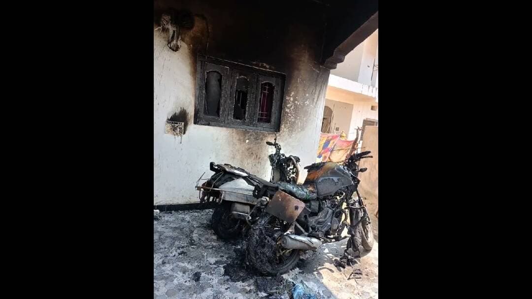 कोरर थाना अंतर्गत अज्ञात व्यक्ति ने घर के पोर्च में खड़ी स्कूटी और बाइक में लगाई आग,रिपोर्ट दर्ज