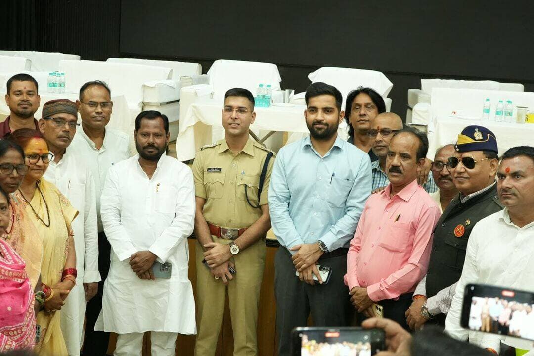 दशहरा को लेकर जिला स्तरीय शांति समिति की बैठक, सौहार्दपूर्ण माहौल में पर्व मनाने की अपील
असामाजिक तत्वों पर रखें नजर, अफवाहों को सोशल मीडिया पर प्रसारित करने से बचें : डीसी-एसपी
पलामू
आगामी दशहरा पर्व को शांतिपूर्ण एवं सौहार्दपूर्ण वातावरण में संपन्न कराने को लेकर बुधवार को मेदिनीनगर स्थित टाउन हॉल में जिला स्तरीय शांति समिति की बैठक आयोजित की गई। बैठक में जिला दंडाधिकारी सह उपायुक्त दिलीप प्रताप सिंह शेखावत एवं पुलिस अधीक्षक कपिल चौधरी ने पूजा समिति एवं अखाड़ा समिति के प्रतिनिधियों के साथ पर्व के दौरान विधि-व्यवस्था, सुरक्षा व्यवस्था और प्रशासनिक तैयारियों की समीक्षा की। इस दौरान पूजा समितियों से आपसी भाईचारे एवं सामाजिक सौहार्द के साथ पर्व मनाने की अपील की गई।
बैठक में उपायुक्त दिलीप प्रताप सिंह शेखावत ने कहा कि पलामू में शांतिपूर्ण ढंग से पर्व मनाने की परंपरा रही है। इस परंपरा को आगे भी कायम रखना है। उन्होंने असामाजिक तत्वों पर नजर रखने तथा उन्हें सामाजिक सौहार्द बिगाड़ने का अवसर नहीं देने पर जोर दिया। उन्होंने कहा कि पूजा समितियां कम्युनिटी पुलिसिंग के माध्यम से प्रशासन का सहयोग कर सकती हैं। इसके लिए समितियां अपने वॉलंटियर्स को चिह्नित करें और उन्हें विशेष पहचान पत्र जारी करें, ताकि जरूरत पड़ने पर उनकी पहचान सुनिश्चित की जा सके। उन्होंने महिलाओं के लिए सुरक्षित एवं स्वच्छ वातावरण सुनिश्चित करने की दिशा में भी सामूहिक पहल करने की आवश्यकता जताई।
पुलिस अधीक्षक कपिल चौधरी ने कहा कि प्रत्येक पर्व के दौरान पुलिस की जिम्मेदारियां अलग-अलग होती हैं, लेकिन सभी का उद्देश्य शांति एवं सुरक्षा सुनिश्चित करना है। उन्होंने लोगों से किसी भी प्रकार की अफवाह पर ध्यान नहीं देने और अपुष्ट सूचनाओं को सोशल मीडिया पर प्रसारित करने से बचने की अपील की।
वहीं, मेदिनीनगर नगर निगम के नगर आयुक्त रंजीत लाल ने कहा कि पर्व के दौरान स्ट्रीट लाइट से संबंधित समस्याओं के निराकरण के लिए विशेष प्रयास किए जा रहे हैं, ताकि श्रद्धालुओं को आवागमन में परेशानी न हो।
बैठक में पूजा पंडालों में सुरक्षा के पुख्ता इंतजाम, अग्निशमन व्यवस्था, सीसीटीवी कैमरों की उपलब्धता एवं क्रियाशीलता, बिजली की सुरक्षित व्यवस्था, भीड़ प्रबंधन तथा प्रतिमा विसर्जन के दौरान सुरक्षा जैसे महत्वपूर्ण विषयों पर विस्तार से चर्चा की गई। संवेदनशील स्थलों पर विशेष सतर्कता बरतने और किसी भी अप्रिय घटना की सूचना तत्काल संबंधित प्रशासनिक एवं पुलिस पदाधिकारियों को देने पर भी जोर दिया गया।
प्रशासन की ओर से सभी संबंधित पदाधिकारियों को आपसी समन्वय के साथ कार्य करने का निर्देश दिया गया, ताकि पर्व के दौरान शांति एवं कानून-व्यवस्था बनी रहे। पूजा समितियों एवं सामाजिक संगठनों के प्रतिनिधियों से भी प्रशासनिक दिशा-निर्देशों का पालन करते हुए पर्व को सफल बनाने में सक्रिय सहयोग करने की अपील की गई। इस दौरान पूजा एवं अखाड़ा समितियों के प्रतिनिधियों ने पर्व के आयोजन से जुड़ी अपनी समस्याओं एवं सुझावों से जिला प्रशासन को अवगत कराया।
बैठक में नगर आयुक्त रंजीत लाल, अपर समाहर्ता कुंदन कुमार,विभिन्न अनुमंडलों के अनुमंडल पदाधिकारी एवं अनुमंडल पुलिस पदाधिकारी, सभी अंचल अधिकारी, थाना प्रभारी तथा पूजा समिति एवं अखाड़ा समिति के प्रतिनिधि उपस्थित थे।