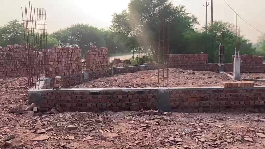 हसौद: हसौद में सरकारी जमीन पर मकान निर्माण पर विवाद, पुलिस ने निर्माण रुकवाया