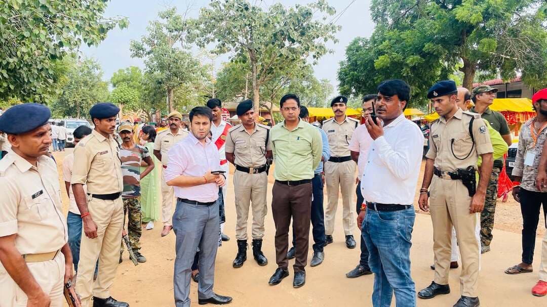 माँ मुंडेश्वरी धाम में विधि-व्यवस्था को लेकर डीएम ने किया औचक निरीक्षण, पार्किंग के लिए 4 स्थल चिह्नित
कैमूर। माँ मुंडेश्वरी धाम में श्रद्धालुओं की सुविधा और यातायात व्यवस्था को लेकर जिला पदाधिकारी, कैमूर ने औचक निरीक्षण किया।
निरीक्षण के दौरान डीएम ने दंडाधिकारियों की तैनाती, वाहन परिचालन और पार्किंग व्यवस्था का जायजा लिया। वाहनों के लिए 4 पार्किंग स्थल चिह्नित किए गए - माँ मुंडेश्वरी होटल के बगल में, होटल रंगमंच के पास, मुंडेश्वरी पार्क के समीप और हनुमान गढ़ी रोड के पास। सभी स्थलों पर एंट्री-एग्जिट बोर्ड और होर्डिंग लगाने का निर्देश दिया।
उन्होंने मंदिर आने-जाने वाले मार्गों पर ड्रॉप गेट, बैरिकेडिंग लगाने और पुलिस बल की तैनाती सुनिश्चित करने को कहा। निरीक्षण में हनुमान गढ़ी रोड खराब मिलने पर कार्यपालक अभियंता को तत्काल मरम्मत का निर्देश दिया।
साथ ही मंदिर न्यास के सचिव को वॉलंटियरों को सक्रिय करने, न्यास के वाहनों का नियमित रखरखाव और वैकल्पिक वाहनों की व्यवस्था सुनिश्चित करने का निर्देश दिया गया।