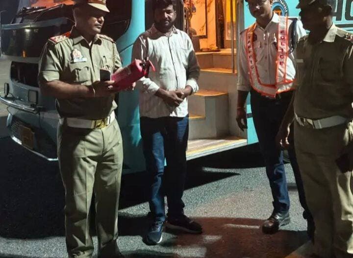 कानपुर देहात में स्लीपर बसों पर पुलिस का शिकंजा, आधी रात चला चेकिंग अभियान; सुरक्षा मानकों की हुई जांच
इलाहाबाद हाईकोर्ट के निर्देशों के बाद यातायात पुलिस अलर्ट, रोडवेज बसों को भी जांच के दायरे में लिया गया
कानपुर देहात। स्लीपर बसों में सफर करने वाले यात्रियों की सुरक्षा को लेकर यातायात पुलिस ने सख्ती बढ़ा दी है। इलाहाबाद हाईकोर्ट के निर्देशों और यातायात निदेशालय के आदेशों के क्रम में मंगलवार और बुधवार की मध्यरात्रि जिले में सघन चेकिंग अभियान चलाया गया। इस दौरान निजी स्लीपर बसों के साथ रोडवेज बसों की भी जांच की गई। पुलिस ने बसों में सुरक्षा उपकरणों की उपलब्धता से लेकर चालकों के लाइसेंस और अन्य जरूरी मानकों की पड़ताल की।
🔴 बसों में अग्निशमन उपकरणों से लेकर इमरजेंसी गेट तक की जांच
13 और 14 अक्टूबर की रात चलाए गए अभियान के दौरान जिले में संचालित होने वाली तथा दूसरे जनपदों से आने वाली स्लीपर बसों को चेक किया गया। यातायात पुलिस ने यह सुनिश्चित करने का प्रयास किया कि बसों में यात्रियों की सुरक्षा के लिए निर्धारित मानकों का पालन हो रहा है या नहीं।
जांच के दौरान बसों में अग्निशमन उपकरणों की उपलब्धता और उनकी स्थिति परखी गई। इसके साथ ही इमरजेंसी गेट निर्धारित मानकों के अनुरूप हैं या नहीं और आपातकालीन स्थिति में यात्रियों को सुरक्षित बाहर निकालने के लिए उनकी कार्यशीलता की भी जांच की गई।
🔴 चालकों की ब्रीथ एनालाइजर से जांच
अभियान के दौरान बसों में एडवांस ड्राइवर असिस्टेंस सिस्टम (ADAS) की उपलब्धता, चालक और परिचालक के लाइसेंस तथा चालकों की ब्रीथ एनालाइजर से जांच की गई। बसों में किसी संदिग्ध या ज्वलनशील वस्तु की मौजूदगी का भी पता लगाया गया।
पुलिस ने यात्रियों से इमरजेंसी गेट की जानकारी और आपात स्थिति में बरती जाने वाली सावधानियों के बारे में सवाल किए, ताकि जरूरत पड़ने पर वे सुरक्षित तरीके से बस से बाहर निकल सकें।
🔴 नियमों का उल्लंघन करने वाले वाहनों पर कार्रवाई
चेकिंग अभियान के दौरान सुरक्षा मानकों और यातायात नियमों का उल्लंघन पाए जाने वाले वाहनों के खिलाफ मोटर वाहन अधिनियम के तहत कार्रवाई की गई। अभियान का उद्देश्य बसों में सफर करने वाले यात्रियों की सुरक्षा सुनिश्चित करना और संभावित दुर्घटनाओं के जोखिम को कम करना है।
🔴 रात में भी जारी रहेगी चेकिंग
यातायात पुलिस ने स्पष्ट किया है कि स्लीपर बसों और अन्य यात्री वाहनों की रात में नियमित चेकिंग जारी रहेगी। खासकर लंबी दूरी की बसों में सुरक्षा उपकरणों की उपलब्धता, चालकों की स्थिति और आपातकालीन व्यवस्थाओं पर विशेष नजर रखी जाएगी।
अब सवाल यह है कि लगातार चलने वाले इस अभियान से बसों में सुरक्षा मानकों का पालन कितना सुनिश्चित हो पाता है। पुलिस की सख्ती से यात्रियों को सुरक्षित सफर की उम्मीद है, लेकिन इसके लिए नियमित जांच के साथ नियमों का प्रभावी पालन भी जरूरी है।