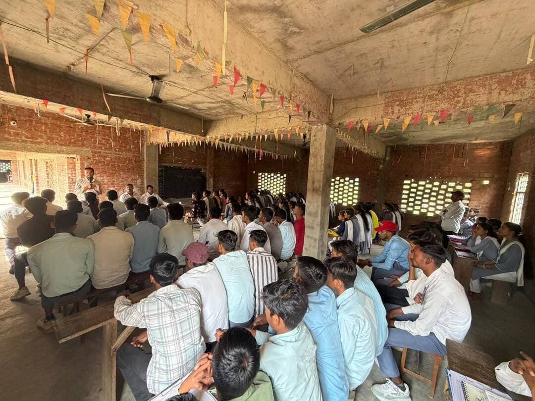 गौ मंगल ग्रामोदय मिशन के GenZ कॉनक्लेव में युवाओं से संवाद, आत्मनिर्भरता का लिया संकल्प
मोहम्मदी। भौनापुर स्थित प्यारे लाल पटेल मेमोरियल इंटर कॉलेज में गौ मंगल ग्रामोदय मिशन के तत्वावधान में आयोजित GenZ कॉनक्लेव के अंतर्गत युवाओं से संवाद किया गया। कार्यक्रम में युवाओं के उत्साह, आत्मविश्वास और उद्यमिता के प्रति बढ़ते रुझान ने ग्रामीण विकास की नई संभावनाओं को उजागर किया।
संवाद के दौरान विशेष रूप से छात्राओं में अपना स्टार्टअप शुरू कर आत्मनिर्भर बनने की इच्छा देखने को मिली। युवाओं की सोच से स्पष्ट हुआ कि ग्रामीण क्षेत्रों में प्रतिभा और कुछ नया करने का जुनून मौजूद है। जरूरत केवल उचित मार्गदर्शन, उद्यमिता संबंधी जानकारी और अवसर उपलब्ध कराने की है।
गौ मंगल ग्रामोदय मिशन का उद्देश्य ग्रामीण युवाओं को रोजगार मांगने के बजाय रोजगार सृजन करने के लिए प्रेरित करना तथा गांवों को आर्थिक रूप से सशक्त बनाना है। इसी उद्देश्य के साथ “एक गांव–पांच उद्यम” की अवधारणा को आगे बढ़ाते हुए आत्मनिर्भर युवा, समृद्ध गांव और विकसित भारत के संकल्प पर जोर दिया गया।
कार्यक्रम के लिए विद्यालय के प्रबंधक श्री संदीप वर्मा एवं प्रधानाचार्य श्री विपुल शुक्ला के प्रति आभार व्यक्त किया गया।
गौ मंगल ग्रामोदय मिशन का संदेश — गांव का युवा बने उद्यमी, गांव की अर्थव्यवस्था बने मजबूत।