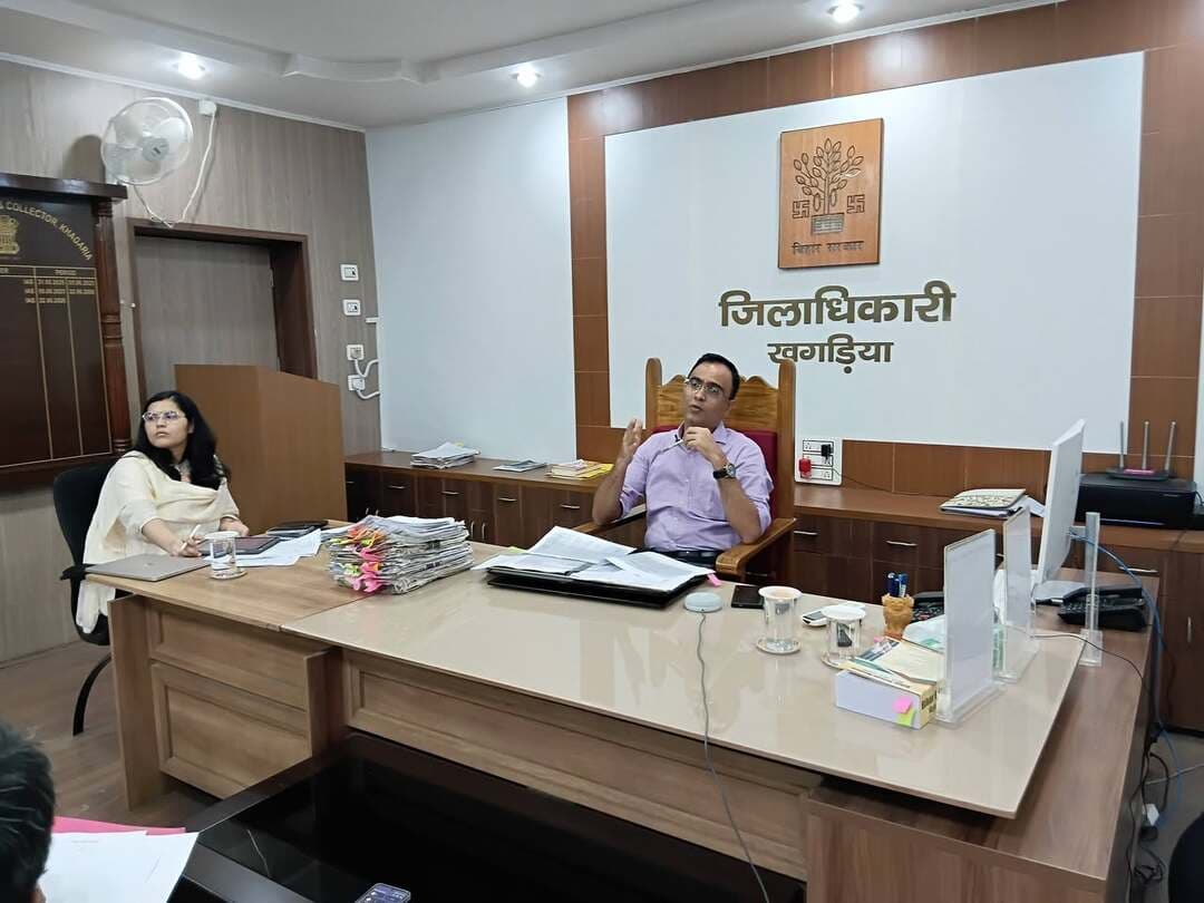 🏗️ शहरी विकास योजनाओं को गति देने के लिए जिलाधिकारी की सख्ती!
जिलाधिकारी श्री विक्रम विरकर की अध्यक्षता में शहरी आधारभूत संरचना एवं विकास योजनाओं की समीक्षा की गई। रहीमपुर में फीकल स्लज ट्रीटमेंट प्लांट का निर्माण, राजेंद्र सरोवर का जीर्णोद्धार तथा भगवानपुर उच्च विद्यालय में स्टेडियम निर्माण कार्य शीघ्र प्रारंभ कराने के निर्देश दिए गए।
#Khagaria #UrbanDevelopment #DistrictAdministration #Bihar