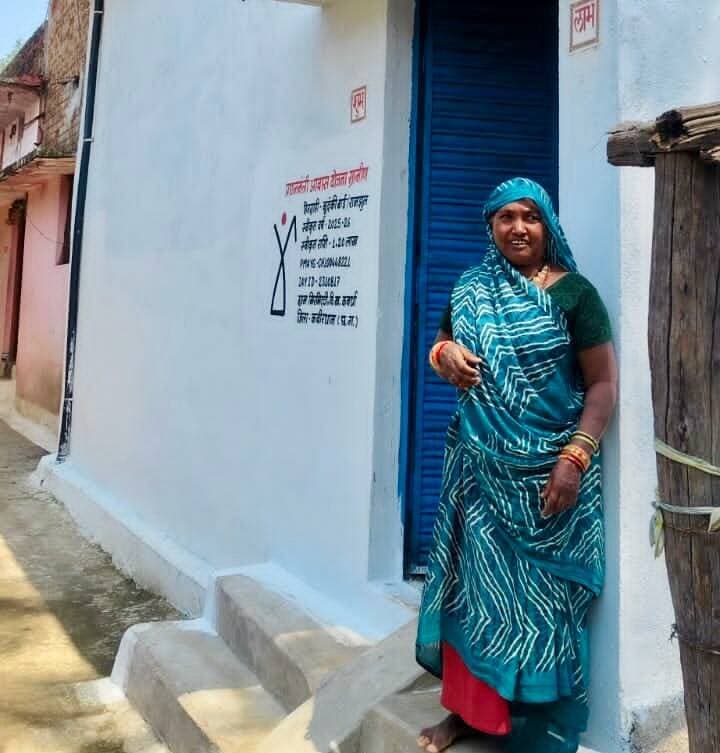 प्रधानमंत्री आवास योजना (ग्रामीण) से ग्राम मिरमिटी की श्रीमती बुंदकी बाई को पक्का और सुरक्षित आवास मिला। मजदूरी कर परिवार का भरण-पोषण करने वाली बुंदकी बाई के लिए पक्का घर एक सपना था, जो योजना के लाभ से पूरा हुआ।
अन्य शासकीय योजनाओं के अभिसरण से परिवार को रोजगार, शौचालय, गैस कनेक्शन, बिजली, नल-जल और सामाजिक सुरक्षा जैसी सुविधाएं भी मिलीं। इससे उनके जीवन में सुरक्षा, सुविधा और सम्मान बढ़ा है।
#SevaSankalpAbhiyan #PMAYG #HousingForAll #Janseva #Kabirdham