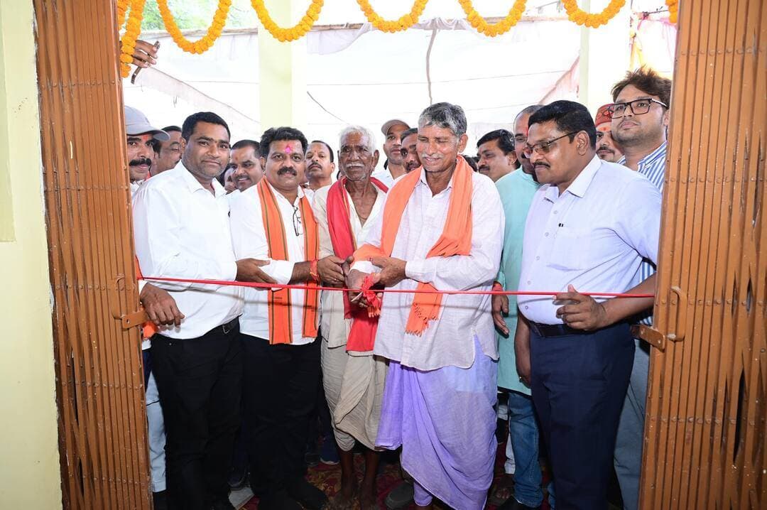 उप मुख्यमंत्री एवं कवर्धा विधायक श्री विजय शर्मा ने सहसपुर लोहारा में ₹48 लाख की लागत से नवनिर्मित एसडीएम कार्यालय भवन का लोकार्पण किया। उन्होंने अधिकारियों को जनता के कार्य समय-सीमा में पूर्ण करने तथा प्रशासन में पारदर्शिता और संवेदनशीलता बनाए रखने के निर्देश दिए।
एसडीएम कार्यालय परिसर में किसान सदन की सुविधा भी उपलब्ध कराई गई है। वहीं, ग्राम सूतियापाठ स्थित मां हिंगलाज माता मंदिर के जीर्णोद्धार एवं पहुंच मार्ग निर्माण के लिए ₹9.47 करोड़ स्वीकृत किए गए हैं।
#VijaySharma #GoodGovernance #FarmerWelfare #Development #Kabirdham