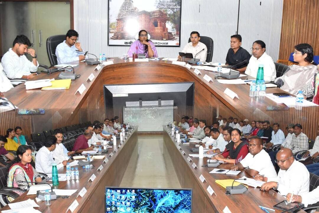 कलेक्टर श्रीमती तुलिका प्रजापति ने खरीफ विपणन वर्ष 2026-27 में समर्थन मूल्य पर धान खरीदी की तैयारियों की समीक्षा कर खरीदी कार्य पारदर्शी एवं सुचारू रूप से संपन्न कराने के निर्देश दिए। जिले के 145 उपार्जन केंद्रों में आवश्यक व्यवस्थाएं सुनिश्चित की जाएंगी।
वास्तविक किसानों के वास्तविक रकबे से धान खरीदी, अवैध खरीदी-बिक्री पर रोक तथा उपार्जन केंद्रों में पेयजल, छाया, शौचालय और सुरक्षा सहित किसानों की सुविधाएं सुनिश्चित करने के निर्देश दिए गए।
#DhanKharidi #KisanKalyan #GoodGovernance #Kabirdham