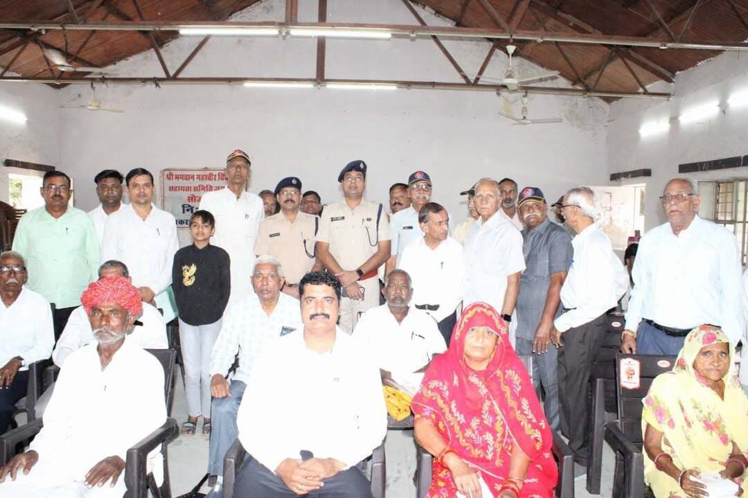 अजमेर पुलिस के सेवानिवृत्त कर्मचारियों और दिव्यांग परिजनों को बांटे सहायक उपकरण, 85 लाभार्थियों को मिला लाभ
अजमेर। महावीर विकलांग सेवा समिति की ओर से बुधवार को पुलिस लाइन अजमेर में पुलिस विभाग के सेवानिवृत्त कर्मचारियों एवं उनके परिजनों को सहायक उपकरण वितरित करने के लिए कार्यक्रम आयोजित किया गया। कार्यक्रम में जिला पुलिस अधीक्षक हर्षवर्धन अग्रवाला सहित पुलिस विभाग के अधिकारी और समिति के पदाधिकारी मौजूद रहे।
कार्यक्रम के दौरान करीब 85 लाभार्थियों को उनकी जरूरत के अनुसार विभिन्न सहायक उपकरण वितरित किए गए। इनमें 4 व्हीलचेयर, 46 श्रवण यंत्र, 27 सीनियर सिटिंग छड़ियां और 1 वॉकर शामिल हैं। इन उपकरणों से लाभार्थियों को दैनिक गतिविधियों में सुविधा मिलेगी और उनकी आत्मनिर्भरता बढ़ाने में मदद मिलेगी।
इस अवसर पर जिला पुलिस अधीक्षक हर्षवर्धन अग्रवाला (आईपीएस), अतिरिक्त पुलिस अधीक्षक (ग्रामीण) डॉ. लालचंद कायल, महावीर विकलांग सेवा समिति के संभागीय सचिव सुरेश मेहरा तथा राजस्थान पुलिस परिवार कल्याण समिति के विक्रम सिंह सहित अन्य गणमान्य व्यक्ति उपस्थित रहे।
एसपी हर्षवर्धन अग्रवाला ने महावीर विकलांग सेवा समिति के इस सामाजिक एवं जनकल्याणकारी प्रयास की सराहना की। उन्होंने कहा कि जरूरतमंदों की सहायता करना और सेवानिवृत्त पुलिसकर्मियों एवं उनके परिवारों के कल्याण के लिए किए जाने वाले प्रयास महत्वपूर्ण हैं। अजमेर पुलिस सामाजिक सरोकारों और जनकल्याणकारी गतिविधियों को प्रोत्साहित करने के लिए सदैव प्रतिबद्ध है।
Ajmer Police Rajasthan Rajasthan Police