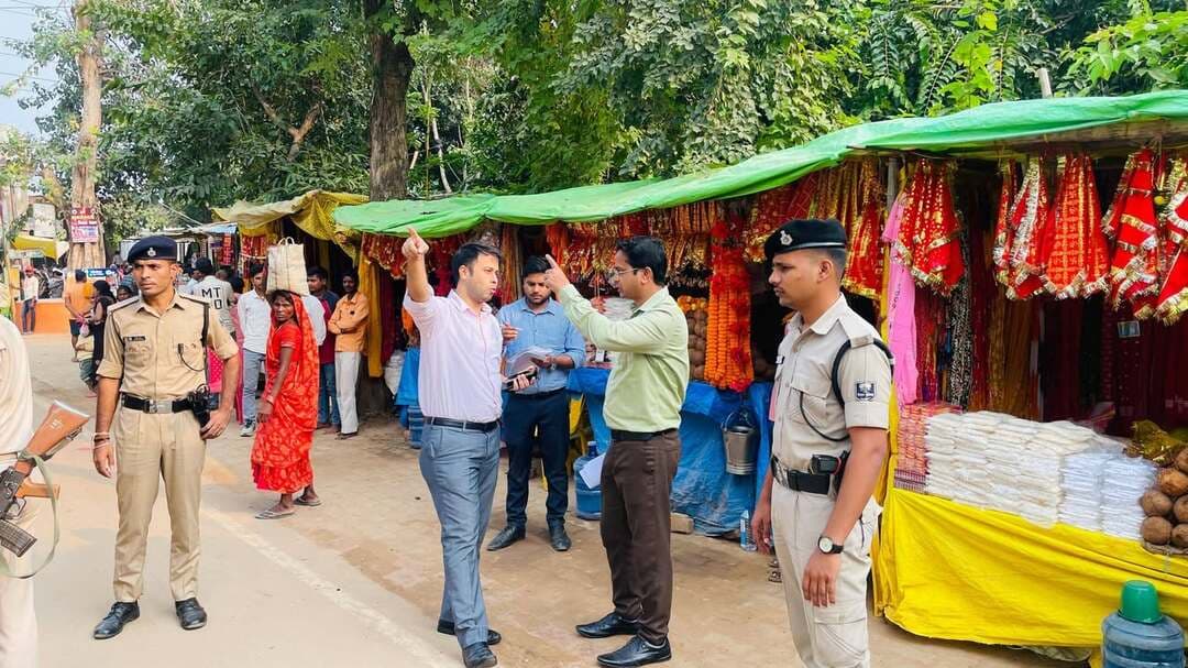 🔴 कैमूर ब्रेकिंग न्यूज
माँ मुंडेश्वरी धाम में DM का औचक निरीक्षण, यातायात और पार्किंग व्यवस्था दुरुस्त करने का निर्देश
➡️ धाम में चार पार्किंग स्थल चिह्नित, एंट्री-एग्जिट के लिए लगेंगे स्पष्ट बोर्ड
➡️ मंदिर मार्ग पर ड्रॉप गेट और बैरिकेडिंग से नियंत्रित होगा वाहनों का परिचालन
➡️ हनुमान गढ़ी रोड पर गड्ढे मिलने पर तत्काल मरम्मत कराने का निर्देश
➡️ श्रद्धालुओं की सुविधा और सुरक्षा के लिए दंडाधिकारी, पुलिस व वॉलंटियर रहेंगे सक्रिय