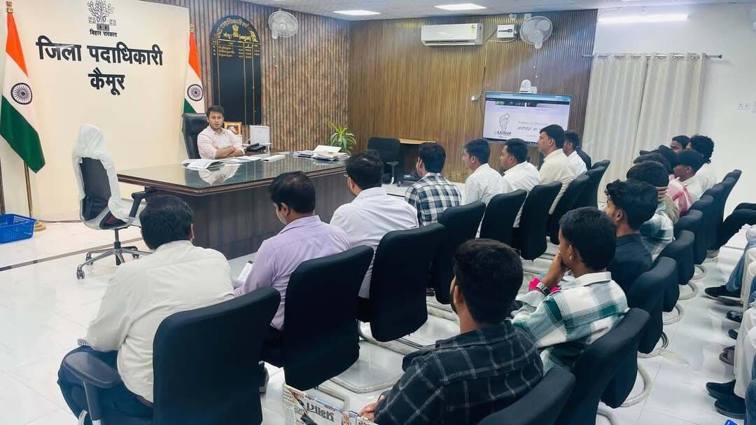 "वीडियो और रिल क्रिएटर युवाओं के लिए सुनहरा मौका"
जिला पदाधिकारी ने लॉन्च किया Kaimur: Plateau of Blessings / आशीर्वादों का पठार Campaign, युवाओं को मिलेगा प्रतिभा और नवाचार प्रदर्शित करने का मंच
Kaimur: Plateau of Blessings campaign के तहत www.mykaimur.in पोर्टल लॉन्च |
इस पोर्टल पर शॉर्ट वीडियो/रील प्रतियोगिता एवं इनोवेशन चैलेंज का शुभारंभ; विजेताओं को मिलेगा पुरस्कार
कैमूर जिले के युवाओं की प्रतिभा, रचनात्मकता और नवाचार को प्रोत्साहित करने तथा जिले की समृद्ध प्राकृतिक, सांस्कृतिक एवं पर्यटन विरासत को व्यापक पहचान दिलाने के उद्देश्य से जिला पदाधिकारी, कैमूर द्वारा ‘Kaimur: Plateau of Blessings / आशीर्वादों का पठार’ अभियान की शुरुआत की गई।
इस अभियान के तहत www.mykaimur.in पोर्टल लॉन्च किया गया है। यह एक सार्वजनिक मंच है, जिसके माध्यम से कोई भी व्यक्ति कैमूर जिले से संबंधित जानकारी प्राप्त कर सकता है तथा विभिन्न प्रतियोगिताओं में भाग ले सकता है।
प्रथम चरण में इस पर कई तरह के प्रतियोगिता कराए जायेंगे और लोगों के द्वारा सांझा किए गए कैमूर से संबंधित फोटोज, वीडियो आदि को लोगों के लिए प्रदर्शित किए जायेंगे, जिस से कोई भी बाहर का व्यक्ति कैमूर जिले के बारे में जानकारी ले सकता है।
पोर्टल के शुभारंभ के अवसर पर जिला पदाधिकारी ने बताया कि इस अभियान के अंतर्गत पूरे वर्ष युवाओं के लिए विभिन्न प्रकार की प्रतियोगिताओं का आयोजन किया जाएगा। इसका उद्देश्य युवाओं को अपनी प्रतिभा प्रदर्शित करने, नए विचारों को सामने लाने तथा जिले के विकास और सकारात्मक पहचान में सहभागी बनने का अवसर प्रदान करना है। युवा उत्सव को ध्यान में रखते हुए अभियान के प्रथम चरण में शॉर्ट वीडियो/रील प्रतियोगिता एवं इनोवेशन चैलेंज का शुभारंभ किया गया है।
कैमूर की खूबसूरती और सांस्कृतिक विरासत को मिलेगी नई पहचान
शॉर्ट वीडियो/रील प्रतियोगिता के अंतर्गत कैमूर जिले का कोई भी युवा भाग ले सकता है। प्रतिभागी अपने स्तर से कैमूर जिले के पर्यटन स्थलों, प्राकृतिक सौंदर्य, छिपे हुए पर्यटन स्थलों (Hidden Gems), कला-संस्कृति, परंपराओं और अन्य सकारात्मक पहलुओं को प्रदर्शित करते हुए शॉर्ट वीडियो अथवा रील तैयार कर प्रतियोगिता में शामिल हो सकते हैं।
इस प्रतियोगिता का उद्देश्य इंटरनेट एवं सोशल मीडिया के माध्यम से कैमूर जिले की सकारात्मक छवि को व्यापक स्तर पर प्रस्तुत करना तथा जिले के ऐसे स्थलों और सांस्कृतिक विशेषताओं को सामने लाना है, जिनके बारे में अभी अधिक लोगों को जानकारी नहीं है। इससे कैमूर के पर्यटन स्थलों को पहचान मिलेगी और जिले की प्राकृतिक एवं सांस्कृतिक विरासत को जन-जन तक पहुंचाने में मदद मिलेगी।
प्रतियोगिता का वर्तमान सीजन अक्टूबर माह के अंत तक आयोजित किया जाएगा। इसके बाद प्रतियोगिता का अगला सीजन लॉन्च किया जाएगा।
जिला पदाधिकारी ने बताया कि प्रतियोगिता में सर्वश्रेष्ठ प्रदर्शन करने वाले शीर्ष तीन कंटेंट क्रिएटर्स के वीडियो को आधिकारिक पोर्टल पर प्रदर्शित किया जाएगा एवं पुरस्कृत किया जाएगा। इस प्रकार युवाओं को अपनी रचनात्मकता के माध्यम से जिले की पहचान बढ़ाने का अवसर मिलेगा। साथ हीं, सभी प्रतिभागियों के द्वारा समर्पित कंटेंट की समीक्षा के बाद उसे mykaimur.in पोर्टल पर प्रदर्शित किया जाएगा।
जनहितकारी नवाचारों को मिलेगा प्रोत्साहन, सरकारी योजनाओं से जोड़कर होगा क्रियान्वयन
अभियान के तहत शुरू किए गए इनोवेशन चैलेंज का उद्देश्य युवाओं के नए विचारों एवं जनहितकारी नवाचारों को प्रोत्साहित करना है। ऐसे युवा, जिन्होंने कोई ऐसा नवाचार विकसित किया है जिससे आम नागरिकों को सुविधा मिले अथवा उनकी समस्याओं का समाधान हो सके, वे इस प्रतियोगिता में भाग ले सकते हैं।
विशेष रूप से ऐसे नवाचारों को प्राथमिकता दी जाएगी, जिन्हें उपयुक्त सरकारी योजनाओं के साथ समन्वय स्थापित कर धरातल पर लागू किया जा सके। इससे युवाओं के विचारों को व्यावहारिक रूप देने तथा जनहित में उनके उपयोग की संभावनाओं को बढ़ावा मिलेगा।
इस प्रतियोगिता में सर्वश्रेष्ठ नवाचार प्रस्तुत करने वाले शीर्ष तीन प्रतिभागियों को पुरस्कृत किया जाएगा। साथ ही, सरकारी योजनाओं के साथ समन्वय स्थापित कर उपयोगी नवाचारों के क्रियान्वयन की दिशा में भी पहल की जाएगी।
कैमूर के सभी पर्यटन स्थलों और ‘हिडेन जेम्स’ की जानकारी एक ही पोर्टल पर
जिला पदाधिकारी ने बताया कि आने वाले समय में www.mykaimur.in पोर्टल को कैमूर जिले की पर्यटन एवं सांस्कृतिक पहचान के एक व्यापक डिजिटल मंच के रूप में विकसित किया जाएगा। इस पर जिले के विभिन्न पर्यटन स्थलों, प्राकृतिक आकर्षणों, ऐतिहासिक एवं सांस्कृतिक धरोहरों तथा छिपे हुए पर्यटन स्थलों से संबंधित जानकारी उपलब्ध कराई जाएगी।
पोर्टल पर प्रतियोगिता में भाग लेने वाले प्रतिभागियों के वीडियो एवं तस्वीरों को भी प्रदर्शित किया जाएगा, ताकि आम नागरिक और पर्यटक एक ही स्थान पर कैमूर की विशेषताओं, पर्यटन स्थलों तथा स्थानीय प्रतिभाओं से परिचित हो सकें। इससे जिले के पर्यटन को प्रोत्साहन देने और कैमूर को एक विशिष्ट पर्यटन गंतव्य के रूप में स्थापित करने में सहायता मिलेगी।
जनसेवा में उत्कृष्ट कार्य करने वालों को भी मिलेगा मंच
जिला पदाधिकारी ने यह भी बताया कि अभियान के आगामी चरण में सरकारी अधिकारियों एवं लोकसेवा से जुड़े कर्मियों के लिए भी प्रतियोगिताएं आयोजित की जाएंगी। इसके माध्यम से कोई भी व्यक्ति सार्वजनिक सेवा व्यवस्था में उत्कृष्ट कार्य करने वाले कर्मियों के कार्यों और उपलब्धियों को प्रशासन के समक्ष प्रस्तुत कर सकेगा।
इस पहल के अंतर्गत शिक्षक, चिकित्सक, कृषि विभाग आदि के पदाधिकारी एवं अन्य लोकसेवा से जुड़े कर्मियों के उत्कृष्ट कार्यों को सामने लाने का अवसर मिलेगा। इसका उद्देश्य जनसेवा में बेहतर कार्य करने वालों को प्रोत्साहित करना, उनके अच्छे कार्यों को पहचान दिलाना तथा अन्य लोगों को भी प्रेरित करना है।
युवाओं की भागीदारी से साकार होगा अभियान का उद्देश्य
पोर्टल लॉन्च कार्यक्रम में जिले के कई युवा सोशल मीडिया कंटेंट क्रिएटर्स ने भाग लिया। कार्यक्रम में जिला कला एवं संस्कृति पदाधिकारी, जनसम्पर्क से जुड़े पदाधिकारी तथा मुख्यमंत्री फेलो सहित अन्य संबंधित लोग उपस्थित रहे।
‘Kaimur Plateau of Blessings – आशीर्वादों का पठार’ अभियान के माध्यम से जिला प्रशासन ने युवाओं की रचनात्मक ऊर्जा, तकनीकी दक्षता और नवाचार को सकारात्मक दिशा देने की पहल की है। यह अभियान कैमूर की पहचान को डिजिटल माध्यमों से व्यापक स्तर पर पहुंचाने, स्थानीय प्रतिभाओं को प्रोत्साहित करने तथा जनहितकारी विचारों को विकास की प्रक्रिया से जोड़ने की दिशा में महत्वपूर्ण कदम है।