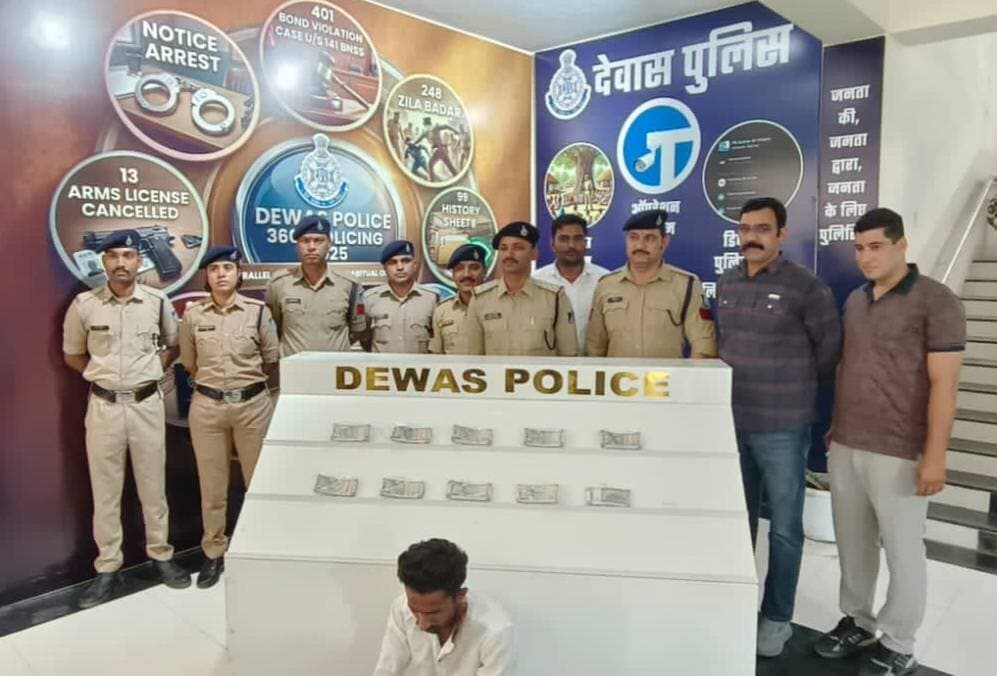 पेंशन कार्ड अपडेट और टैक्स छूट का झांसा, देवास के रिटायर्ड कर्मचारी से ₹6.03 लाख की ठगी
बिहार के कटिहार से 1500 किमी दूर पहुंचकर देवास पुलिस ने आरोपी को पकड़ा, घर की अलमारी से ₹5 लाख नकद बरामद
जामताड़ा के साइबर ठगी नेटवर्क से जुड़े सरगनाओं की तलाश, ई-जीरो एफआईआर के 130 मामलों में अब तक 26 आरोपी गिरफ्तार
देवास। बैंक अधिकारी बनकर पेंशन कार्ड अपडेट कराने और टैक्स में छूट दिलाने का झांसा देकर एलआईसी के एक सेवानिवृत्त कर्मचारी से 6.03 लाख रुपए की साइबर ठगी करने वाले आरोपी को देवास पुलिस ने बिहार के कटिहार जिले से गिरफ्तार किया है। पुलिस ने आरोपी के घर की अलमारी से ठगी की रकम में से 5 लाख रुपए नकद बरामद किए हैं। आरोपी की गिरफ्तारी के बाद अब साइबर ठगी के अंतरराज्यीय नेटवर्क और जामताड़ा से जुड़े कथित सरगनाओं की पड़ताल की जा रही है।
फोन पर झांसा देकर खाते से उड़ाए 6.03 लाख रुपए
मामला देवास के कोतवाली थाना क्षेत्र का है। पुलिस के अनुसार, एलआईसी से सेवानिवृत्त 62 वर्षीय मनोहर लाल सिलोदिया को अज्ञात साइबर ठगों ने बैंक अधिकारी बनकर संपर्क किया। आरोपियों ने पेंशन कार्ड अपडेट कराने और टैक्स में छूट दिलाने का भरोसा दिया। इसी झांसे में लेकर उनसे कुल 6 लाख 3 हजार रुपए की ठगी की गई। शिकायत पर कोतवाली थाने में अपराध क्रमांक 565/2026 के तहत भारतीय न्याय संहिता की धारा 318(4) में मामला दर्ज कर जांच शुरू की गई।
तकनीकी साक्ष्यों के आधार पर बिहार पहुंची पुलिस
मामले की जांच के लिए पुलिस ने बैंकिंग लेनदेन, मोबाइल नंबरों और अन्य तकनीकी साक्ष्यों का विश्लेषण किया। इसके आधार पर पुलिस टीम बिहार के कटिहार जिले पहुंची और 21 वर्षीय सचिन कुमार, निवासी खुदनारुपसपुर, थाना रौतारा को गिरफ्तार कर लिया। पुलिस के मुताबिक, आरोपी के घर की अलमारी से ठगी की रकम में से 5 लाख रुपए नकद जब्त किए गए।
जामताड़ा नेटवर्क के सरगनाओं की तलाश
पुलिस का कहना है कि आरोपी से पूछताछ और जांच में मिले तथ्यों के आधार पर साइबर ठगी गिरोह के मुख्य सरगनाओं के तार झारखंड के जामताड़ा से जुड़े होने की जानकारी सामने आई है। पुलिस अब गिरोह के अन्य सदस्यों, ठगी की शेष एक लाख तीन हजार रुपए की रकम और पूरे नेटवर्क की भूमिका की जांच कर रही है।
ई-जीरो एफआईआर के 130 मामलों में 26 गिरफ्तार
देवास पुलिस के मुताबिक, ई-जीरो एफआईआर व्यवस्था के तहत जिले में अब तक 130 मामले दर्ज किए गए हैं। इनमें 26 आरोपियों को गिरफ्तार कर कुल 98 लाख 52 हजार 614 रुपए जब्त किए गए हैं।
वहीं, पुलिस अधीक्षक पुनीत गेहलोद के नेतृत्व में चलाए जा रहे ऑपरेशन साइबर के तहत 1 नवंबर 2024 से अब तक साइबर ठगी के शिकार लोगों को 3 करोड़ 89 लाख 28 हजार 622 रुपए वापस करवाने का दावा किया गया है। इसके अतिरिक्त 5 करोड़ 27 लाख 16 हजार 769 रुपए की राशि विभिन्न शिकायतों में होल्ड करवाई गई है, जिसे वैधानिक प्रक्रिया के बाद संबंधित आवेदकों को लौटाया जाना है।
पुलिस टीम की भूमिका
कार्रवाई अतिरिक्त पुलिस अधीक्षक गजेंद्र सिंह वर्धमान के मार्गदर्शन, नगर पुलिस अधीक्षक सुमित अग्रवाल के निर्देशन और कोतवाली थाना प्रभारी निरीक्षक शशिकांत चौरसिया के नेतृत्व में की गई। इसमें कोतवाली पुलिस और साइबर सेल की टीम शामिल रही।
साइबर ठगी से बचने के लिए सावधानी जरूरी
बैंक अधिकारी बनकर फोन करने वाले किसी भी व्यक्ति को ओटीपी, एटीएम पिन, पासवर्ड या अन्य गोपनीय जानकारी साझा न करें। पेंशन कार्ड अपडेट या टैक्स छूट के नाम पर आए संदिग्ध कॉल और लिंक की पुष्टि संबंधित बैंक या अधिकृत विभाग से सीधे करें। साइबर ठगी होने पर तत्काल हेल्पलाइन नंबर 1930 पर शिकायत दर्ज कराएं।
