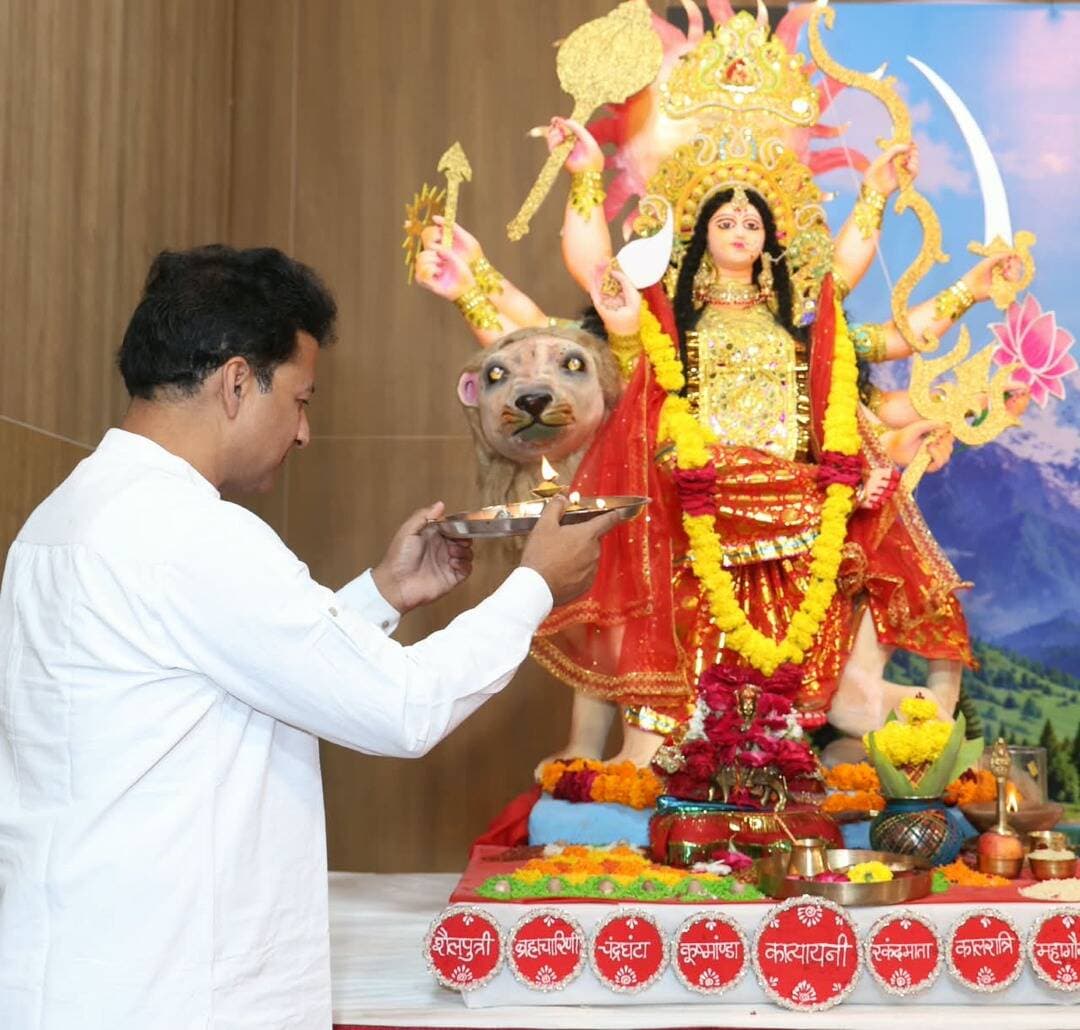 -माँ चंद्रघंटा सेवा, करुणा और वात्सल्य की देवी: प्रशांत अग्रवाल
-राजा सुरथ और वैश्य समाधि की कथा ने दिया मोह से मुक्ति, करणी माता की गाथा ने जगाया जीवों के प्रति सम्मान का भाव
@followers @top fans News 24 Udaipur Narayan Seva Sansthan
#nonflower #viralpost #udaipur #navratri
उदयपुर, 13 अक्टूबर। नारायण सेवा संस्थान के सेवातीर्थ स्थित वर्ल्ड ऑफ ह्यूमैनिटी में आयोजित श्रीमद् देवी भागवत कथा एवं ‘अपनों से अपनी बात’ कार्यक्रम के तीसरे दिन संस्थान अध्यक्ष प्रशांत अग्रवाल ने माँ चंद्रघंटा की आराधना के साथ प्रेरक कथाओं का भावपूर्ण वर्णन किया। उन्होंने माँ चंद्रघंटा के स्वरूप को सेवा, करुणा और वात्सल्य की प्रेरणा बताते हुए राजा सुरथ एवं वैश्य समाधि की कथा और करणी माता की महिमा के माध्यम से श्रद्धालुओं को मानवीय संवेदनाओं का संदेश दिया।
अग्रवाल ने कथा का रसास्वादन कराते हुए बताया कि राज्य खो चुके राजा सुरथ और अपने ही परिवार द्वारा त्याग दिए गए वैश्य समाधि के मन में अपनों के प्रति मोह बना हुआ था। महर्षि मेधा ने उन्हें महामाया की शक्ति का महत्व समझाया। उन्होंने बताया कि मनुष्य का मन कई बार उन लोगों के प्रति भी आसक्त रहता है, जिनसे उसे दुख मिलता है। माँ की आराधना से राजा सुरथ को अपना राज्य पुनः प्राप्त करने और वैश्य समाधि को मोह से मुक्ति का वरदान मिला। मन की व्यथा को स्वीकार कर ईश्वर के चरणों में समर्पित करने से शांति का मार्ग प्रशस्त होता है।
उन्होंने राजस्थान के देशनोक स्थित करणी माता मंदिर की मान्यता का भी वर्णन किया। अपने प्रिय भांजे लक्ष्मण की मृत्यु से व्यथित करणी माता ने यमराज से अपने कुल के लोगों की रक्षा का वचन लिया। इसी मान्यता के चलते मंदिर में चूहों को ‘काबा’ कहकर सम्मान दिया जाता है। इस प्रसंग के माध्यम से बताया गया कि प्रेम और वात्सल्य रिश्तों की सीमाओं से परे होते हैं। सच्चा मातृत्व वही है, जिसमें दूसरे के बच्चे को भी अपना मानकर उसके सुख-दुख की जिम्मेदारी निभाई जाए।
अग्रवाल ने श्रद्धालुओं से आह्वान किया कि वे पूजा-अर्चना के साथ जरूरतमंदों की सेवा को भी अपने जीवन का अभिन्न हिस्सा बनाएँ। बेसहारा वृद्धों को सहारा देने, अनाथ एवं दिव्यांग बच्चों की मदद करने तथा उनकी शिक्षा, उपचार और कृत्रिम अंगों की व्यवस्था में सहयोग करने की प्रेरणा दी गई। कार्यक्रम में सैकड़ों श्रद्धालुओं ने भाग लेकर देवी भागवत कथा का श्रवण किया।