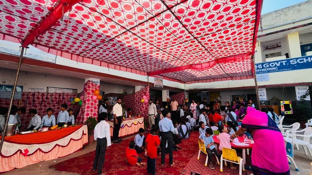 महात्मा गांधी राजकीय विद्यालय में ईसीसीई बाल मेले का आयोजन, बच्चों ने दिखाई रचनात्मक प्रतिभा
@followers @top fans News 24 Udaipur District Collector & Magistrate - Udaipur
#udaipur #viralpost #nonflower #balmela
उदयपुर, 13 अक्टूबर। महात्मा गांधी राजकीय विद्यालय, वार्ड नंबर 4, एकलव्य कॉलोनी, गिर्वा में मंगलवार को ईसीसीई बाल मेले का आयोजन हुआ। मेले का शुभारंभ स्वागत गीत एवं मां सरस्वती की पूजा-अर्चना के साथ हुआ। मेले में नन्हे-मुन्ने बच्चों के संज्ञानात्मक, सृजनात्मक विकास, भाषा विकास एवं बाहरी खेलों से संबंधित विभिन्न स्टॉल लगाई गईं।
कार्यक्रम में यूसीईईओ ज्योत्सना शर्मा सहित अतिथियों ने बच्चों का उत्साहवर्धन किया। मेले में विद्यालय के सभी विद्यार्थियों ने बढ़-चढ़कर भाग लेते हुए अपनी सृजनात्मक सोच एवं कौशल का सुंदर प्रदर्शन किया।
बाल वाटिका प्रभारी सीमा शर्मा, सुनीता कुमारी एवं राजेन्द्र डोडियार ने बाल मेले के उद्देश्यों की जानकारी दी तथा बच्चों के लिए विभिन्न रोचक गतिविधियों का आयोजन किया। इन गतिविधियों के माध्यम से बच्चों के सर्वांगीण विकास और उनकी रचनात्मक क्षमताओं को प्रोत्साहित करने का प्रयास किया गया। कार्यक्रम का मंच संचालन राजेश सिंगोलिया ने किया। मेले का समापन विद्यालय की प्रधानाचार्य सुनीता चंदेल के धन्यवाद ज्ञापन के साथ हुआ।