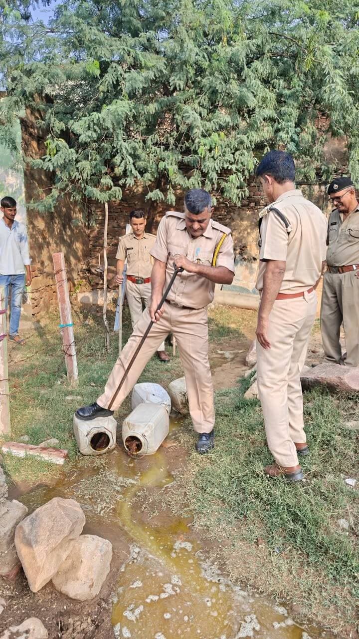 अवैध मदिरा पर कार्रवाई हजारों लीटर वाॅश नष्ट
@followers @top fans News 24 Udaipur
#udaipur #nonflower #viralpost #ExciseDepartment
उदयपुर, 13 अक्टूबर। आबकारी आयुक्त नमित मेहता के निर्देशानुसार पंचायती राज चुनावों की आचार संहिता के तहत प्रदेश मंे अवैध मदिरा निर्माण, भण्डारण, परिवहन एवं विक्रय पर रोकथाम के लिए नाकाबंदी, गश्त, रेड की प्रभावी कार्यवाही जारी है।
आबकारी विभाग जयपुर ग्रामीण के तहत शाहपुरा के ग्राम चैकीदार मीणों की ढ़ाणी, कांकरेल में हथकड़ मदिरा के विरूद्ध कार्रवाई में 12 हजार लीटर वाॅश सहित 9 मदिरा भट्टियां नष्ट करते हुए 22 लीटर हथकड़ मदिरा भी जब्त की गई। भरतपुर के डीग में आबकारी निरोधक टीम ने दबिश देकर 2 हजार लीटर वाॅश नष्ट कर 108 लीटर अवैध हथकड़ मदिरा जब्त की। श्रीगंगानगर में मोटरसाईकल से 53 लीटर अवैध हथकड़ मदिरा जब्त करते हुए 500 लीटर वाॅश नष्ट किया। सीकर के नीम का थाना में 2700 लीटर वाॅश नष्ट कर 12 लीटर हथकड़ मदिरा जब्त की गई। इसी प्रकार प्रदेश के समस्त जिलों में भी गश्त, नाकाबंदी व दबिश दी जा रही है। समस्त अतिरिक्त आबकारी आयुक्त जोन, आबकारी उपायुक्त, जिला आबकारी अधिकारी, आबकारी निरीक्षक एवं आबकारी निरोधक दल द्वारा अवैध मदिरा के विरूद्ध जीरो टाॅलरेंस की नीति के तहत कार्यवाही की जा रही है।