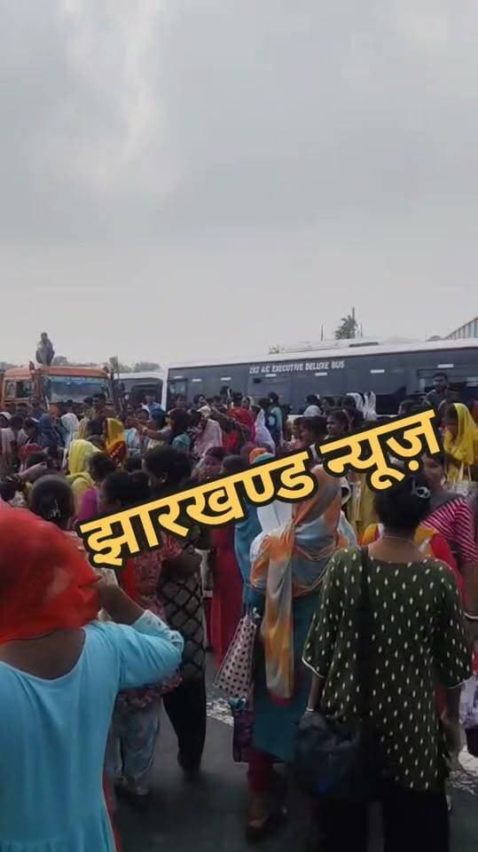 रांची// दशम फॉल पांचा स्थित अर्बन कंपनी में कार्यरत युवतियों ने अपनी विभिन्न मांगों को लेकर रांची टाटा रोड को पांचा में जाम कर दिया है, जिससे दोनों ओर वाहनो की लम्बी कतारें लग गई है।
