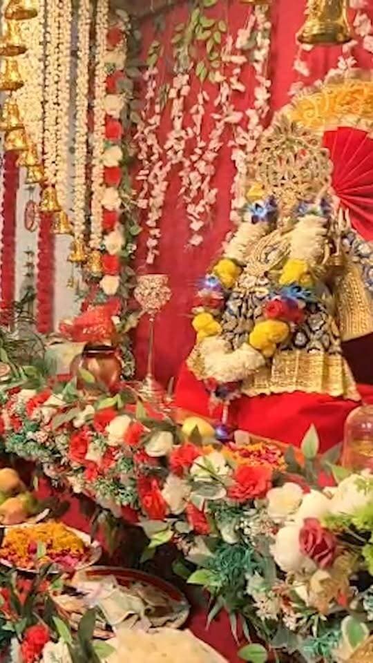 40 साल के राजनीतिक जीवन में किसी स्कूल में ऐसा आयोजन नहीं देखा : मूलचंद शर्मा
विद्यासागर इंटरनेशनल स्कूल में आयोजित नौ दिवसीय नवरात्रि संस्कार महोत्सव के चौथे दिन बल्लभगढ़ विधायक एवं हरियाणा के पूर्व कैबिनेट मंत्री मूलचंद शर्मा ने शिरकत की। उन्होंने मां दुर्गा की पूजा-अर्चना की और बच्चों को भारतीय संस्कृति व संस्कारों से जोड़ने के लिए स्कूल की पहल की सराहना की। इस अवसर पर मार्केट कमेटी मोहना के चेयरमैन संदीप टोंगर भी उपस्थित रहे।
मूलचंद शर्मा ने कहा कि अपने 40 वर्षों के राजनीतिक जीवन में उन्होंने हरियाणा के अनेक स्थानों का दौरा किया, लेकिन किसी स्कूल में ऐसा आयोजन नहीं देखा, जहां मां दुर्गा की प्रतिमा स्थापित कर लगातार नौ दिनों तक बच्चों के साथ प्रतिदिन विधिवत पूजा-अर्चना की जाती हो।
उन्होंने कहा कि शिक्षा के साथ नैतिक मूल्यों और सांस्कृतिक परंपराओं से परिचित कराना भी बच्चों के व्यक्तित्व निर्माण में अहम भूमिका निभाता है। ऐसे आयोजन बच्चों के लिए यादगार बनते हैं और अभिभावकों को भी विद्यालय से जुड़ाव का अनुभव कराते हैं।
स्कूल में 11 अक्टूबर से शुरू हुए इस महोत्सव के दौरान प्रतिदिन मां दुर्गा के अलग-अलग स्वरूपों की आराधना की जा रही है। आयोजकों के अनुसार, प्रत्येक दिन निर्धारित रंग के अनुरूप माता की वेशभूषा सजाई जाती है। चौथे दिन मां कूष्मांडा की पूजा के अवसर पर नीले रंग की वेशभूषा आकर्षण का केंद्र रही।
स्कूल प्रबंधन ने बताया कि आयोजन का उद्देश्य विद्यार्थियों को पढ़ाई के साथ भारतीय संस्कृति, आस्था और संस्कारों से परिचित कराना है।
कार्यक्रम में स्कूल संचालक शिव कुमार, सुखबीर सरपंच, नरेश चुग, संदीप चौधरी, उदयवीर गिल, राजेश यादव, आनंद पाल राठी, गोविंद अरोरा और प्रधान सुभाष चौधरी सहित क्षेत्र के गणमान्य व्यक्ति, सरपंच एवं आरडब्ल्यूए प्रतिनिधि मौजूद रहे।