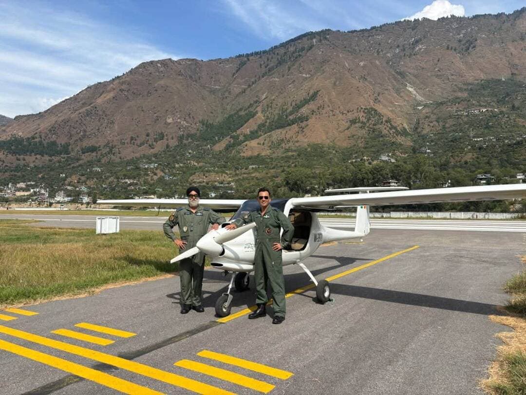 कुल्लू एयरपोर्ट पर उतरा NCC का पहला माइक्रोलाइट विमान, हिमाचल में रचा इतिहास
हिमाचल प्रदेश में NCC और विमानन प्रशिक्षण के क्षेत्र में ऐतिहासिक उपलब्धि हासिल हुई है। करीब तीन दशक के इंतजार के बाद 14 अक्टूबर को कुल्लू एयरपोर्ट पर NCC का पहला माइक्रोलाइट विमान उतरा।
इस विमान को 4 पंजाब एयर स्क्वाड्रन NCC के कमांडिंग ऑफिसर ग्रुप कैप्टन बलजिंदर सिंह गिल और 1 हिमाचल प्रदेश एयर NCC यूनिट, कुल्लू के कमांडिंग ऑफिसर विंग कमांडर कुनाल शर्मा ने उड़ाकर कुल्लू पहुंचाया।
इस सुविधा को शुरू करने के लिए विंग कमांडर कुनाल शर्मा पिछले ढाई वर्षों से लगातार प्रयास कर रहे थे। हैंगर निर्माण, सुरक्षा व्यवस्था, जरूरी मंजूरियों और विभिन्न विभागों के समन्वय से यह सपना साकार हुआ।
अब हिमाचल के NCC कैडेट्स को उड़ान प्रशिक्षण के लिए पटियाला नहीं जाना पड़ेगा। कुल्लू में ही उन्हें विमानन गतिविधियों का अनुभव मिलेगा, जिससे युवाओं को भारतीय वायु सेना और नागरिक विमानन क्षेत्र में करियर बनाने के लिए भी प्रेरणा मिलने की उम्मीद है।