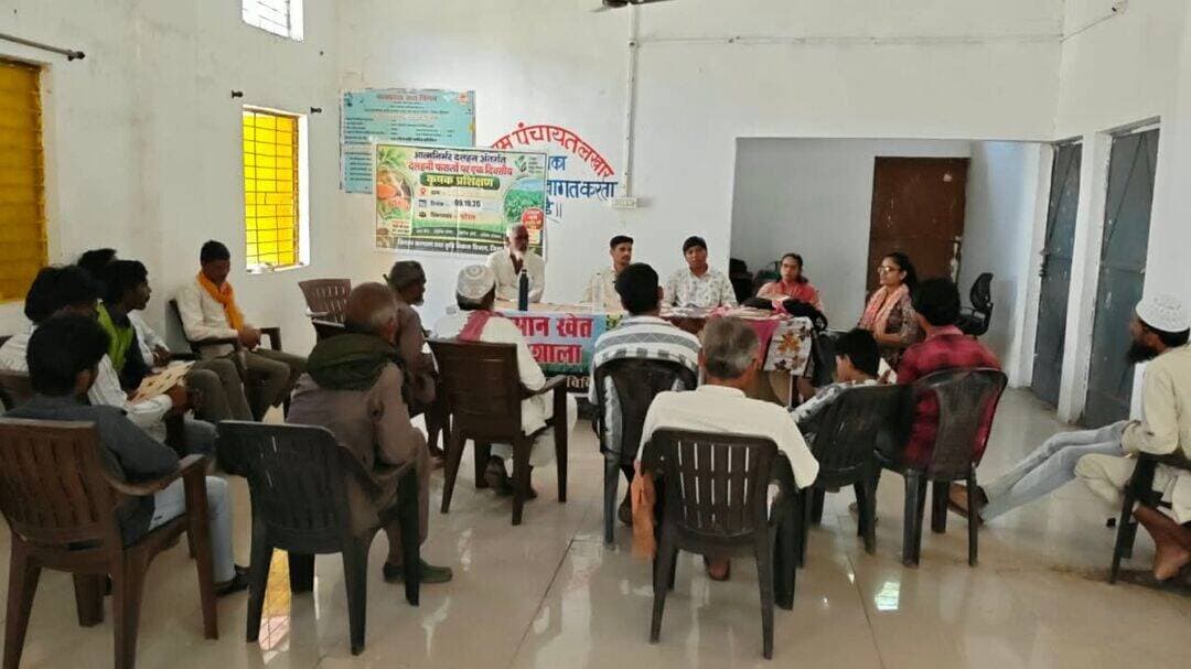 कृषि योजनाओं की जानकारी के साथ नरवाई प्रबंधन का दिया संदेश
..
ग्राम पंचायत लखार में कृषक जागरूकता कार्यक्रम आयोजित, रबी दलहन पंजीयन, ई-टोकन, ई-विकास पोर्टल और पशुपालन योजनाओं पर किसानों से संवाद
..
किसानों को शासन की कृषि एवं पशुपालन संबंधी योजनाओं की जानकारी उपलब्ध कराने, डिजिटल सेवाओं के उपयोग के प्रति जागरूक करने तथा पर्यावरण हितैषी कृषि पद्धतियों को अपनाने के उद्देश्य से ग्राम पंचायत लखार में कृषि विभाग नटेरन द्वारा कृषक जागरूकता कार्यक्रम आयोजित किया गया। कार्यक्रम में किसानों को रबी सीजन में दलहनी फसलों के पंजीयन, एमपी किसान पोर्टल, ई-टोकन, ई-विकास पोर्टल, व्हाट्सऐप के माध्यम से कृषि संबंधी जानकारी प्राप्त करने सहित पशुपालन योजनाओं की जानकारी दी गई। कार्यक्रम में ग्राम पंचायत सरपंच श्री काले खान की उपस्थिति में कृषि एवं पशुपालन विभाग की विभिन्न योजनाओं पर किसानों से संवाद किया गया। अधिकारियों ने किसानों को कृषि को अधिक लाभकारी बनाने के साथ-साथ उपलब्ध संसाधनों का बेहतर उपयोग कर अतिरिक्त आय के साधन विकसित करने के लिए प्रेरित किया।
एमपी किसान पोर्टल और रबी दलहन पंजीयन की जानकारी -
कृषि विस्तार अधिकारी श्री राज रघुवंशी ने किसानों को एमपी किसान पोर्टल पर पंजीयन के महत्व तथा रबी सीजन में चना, मसूर एवं अन्य दलहनी फसलों के पंजीयन की प्रक्रिया की जानकारी दी। उन्होंने बताया कि किसानों द्वारा फसल संबंधी अभिलेख एवं आवश्यक पंजीयन समय पर पूर्ण करने से शासन की विभिन्न योजनाओं का लाभ प्राप्त करने में सुविधा होती है। किसानों से निर्धारित प्रक्रिया के अनुसार समय पर पंजीयन कराने की अपील की गई।
ई-टोकन एवं ई-विकास पोर्टल से संबंधित व्यवस्थाओं की दी जानकारी
कृषि विस्तार अधिकारी सुश्री शालिनी रघुवंशी ने किसानों को ई-टोकन व्यवस्था के माध्यम से उर्वरक प्राप्त करने की प्रक्रिया तथा ई-विकास पोर्टल से संबंधित व्यवस्थाओं की जानकारी दी। उन्होंने कृषि विभाग की सेवाओं एवं योजनाओं से जुड़ी जानकारी व्हाट्सऐप सहित उपलब्ध डिजिटल माध्यमों से प्राप्त करने की प्रक्रिया भी समझाई। किसानों को डिजिटल सेवाओं का अधिकाधिक उपयोग करने के लिए प्रोत्साहित किया गया।
पशुपालन गतिविधियों से बढ़ाई जा सकती है अतिरिक्त आय -
कृषि विस्तार अधिकारी श्री अभिषेक जैन ने पशुपालन से संबंधित विभिन्न योजनाओं की जानकारी देते हुए किसानों को बकरीपालन एवं मुर्गीपालन जैसी गतिविधियों से अतिरिक्त आय के अवसरों के बारे में बताया। उन्होंने कहा कि स्थानीय परिस्थितियों, उपलब्ध संसाधनों और बाजार की मांग के अनुरूप कृषि के साथ पशुपालन गतिविधियों को अपनाकर परिवार की आय के अतिरिक्त साधन विकसित किए जा सकते हैं। पात्र किसानों को संबंधित विभाग से योजना एवं पात्रता संबंधी जानकारी प्राप्त करने की सलाह दी गई।
आत्मनिर्भरता और स्वावलंबन की दिशा में आगे बढ़ने का किया आह्वान -
कार्यक्रम में श्री अभिषेक जैन द्वारा आचार्य विद्यासागर जी के विचारों के संदर्भ में ग्रामीण जीवन में श्रम, आत्मनिर्भरता और स्वावलंबन के महत्व पर भी चर्चा की गई। किसानों को उपलब्ध स्थानीय संसाधनों का बेहतर उपयोग करते हुए कृषि एवं उससे जुड़ी गतिविधियों के माध्यम से आत्मनिर्भरता की दिशा में आगे बढ़ने के लिए प्रेरित किया गया।
खेतों पर पहुंचकर किसानों को नरवाई प्रबंधन के प्रति किया जागरूक -
कृषि विभाग नटेरन की सुश्री तुलसा द्वारा क्षेत्रीय किसानों के साथ नरवाई प्रबंधन को लेकर खेतों पर जागरूकता गतिविधि आयोजित की गई। किसानों को फसल अवशेष जलाने से होने वाले पर्यावरणीय एवं मृदा संबंधी नुकसान की जानकारी देते हुए नरवाई के उचित प्रबंधन के लिए भूसा मशीन एवं अन्य कृषि यंत्रों के उपयोग के संबंध में बताया गया।
किसानों को समझाया गया कि नरवाई जलाने से वायु प्रदूषण बढ़ने के साथ मृदा में मौजूद लाभकारी सूक्ष्मजीवों को नुकसान पहुंच सकता है। फसल अवशेषों को जलाने के स्थान पर उनका उचित प्रबंधन करने से पर्यावरण संरक्षण के साथ मृदा स्वास्थ्य बनाए रखने में भी मदद मिलती है।
कृषि विभाग से श्री राघवेन्द्र अहिरवार ने किसानों से नरवाई नहीं जलाने की अपील करते हुए कहा कि किसान उपलब्ध संसाधनों के अनुसार फसल अवशेषों का उचित प्रबंधन अपनाएं तथा आसपास के अन्य किसानों को भी नरवाई नहीं जलाने के लिए जागरूक करें।
कृषि विभाग की टीम ने किसानों से किया सीधा संवाद -
कार्यक्रम एवं नरवाई प्रबंधन संबंधी गतिविधियों में कृषि विभाग नटेरन के क्षेत्रीय कृषि विस्तार अधिकारी श्री राज रघुवंशी, सुश्री तुलसा, सुश्री शालिनी रघुवंशी, सुश्री संगम रघुवंशी, श्री रजत जैन, श्री राघवेन्द्र अहिरवार, श्री सत्यम नेमा, कृषि विस्तार अधिकारी श्री अभिषेक जैन, श्री अनिल बघेल एवं फसल बीमा समन्वयक श्री शुभम मीणा उपस्थित रहे।
अधिकारियों एवं कर्मचारियों ने किसानों से सीधे संवाद कर कृषि एवं पशुपालन योजनाओं की जानकारी साझा की। साथ ही किसानों को शासन की योजनाओं का लाभ लेने, डिजिटल सेवाओं का उपयोग करने तथा नरवाई प्रबंधन जैसी पर्यावरण हितैषी कृषि पद्धतियों को अपनाने के लिए प्रेरित किया। <nis:link nis:type=tag nis:id=vidisha nis:value=vidisha nis:enabled=true nis:link/>