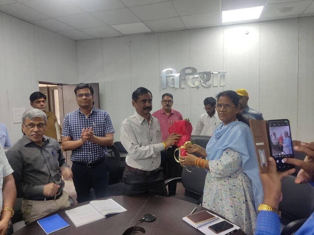 जनगणना-2027 की तैयारियों का निदेशक श्री संजीव श्रीवास्तव ने किया निरीक्षण
..
द्वितीय चरण के लिए आयोजित चार्ज अधिकारियों के प्रशिक्षण में व्यवस्थाओं की समीक्षा, निर्धारित दिशा-निर्देशों के अनुरूप कार्य करने के निर्देश
..
जनगणना-2027 के सफल एवं सुचारू संचालन के लिए विदिशा जिले में की जा रही तैयारियों के क्रम में जनगणना कार्य निदेशालय, मध्यप्रदेश के निदेशक श्री संजीव श्रीवास्तव, भा.प्र.से. एवं उप-महारजिस्ट्रार श्री विजय कुमार द्वारा जिला विदिशा में जारी जनगणना-2027 के द्वितीय चरण (जनसंख्या की गणना) के लिए आयोजित चार्ज अधिकारियों के प्रशिक्षण कार्यक्रम का निरीक्षण किया गया। इस अवसर पर अपर कलेक्टर श्रीमती मीना मसराम भी उपस्थित रहीं। निरीक्षण के दौरान निदेशक श्री संजीव श्रीवास्तव ने प्रशिक्षण कार्यक्रम की व्यवस्थाओं का जायजा लिया तथा चार्ज अधिकारियों को दिए जा रहे प्रशिक्षण की जानकारी प्राप्त की। उन्होंने जनगणना कार्य से संबंधित विभिन्न प्रक्रियाओं, दायित्वों एवं आगामी चरण में किए जाने वाले कार्यों की तैयारियों की समीक्षा की।
निदेशक श्री श्रीवास्तव ने जनगणना-2027 के महत्व को रेखांकित करते हुए कहा कि जनगणना कार्य में निर्धारित प्रावधानों एवं दिशा-निर्देशों का पालन सुनिश्चित किया जाना आवश्यक है। उन्होंने चार्ज अधिकारियों को निर्देशित किया कि जनगणना कार्य से संबंधित सभी तैयारियां निर्धारित समय-सीमा में पूर्ण की जाएं तथा प्रत्येक स्तर पर कार्य की गुणवत्ता एवं शुद्धता का विशेष ध्यान रखा जाए। उन्होंने प्रशिक्षण में शामिल चार्ज अधिकारियों से कहा कि वे प्रशिक्षण के दौरान जनगणना कार्य की प्रक्रिया, अपने दायित्वों तथा निर्धारित प्रपत्रों एवं दिशा-निर्देशों का भली-भांति अध्ययन कर लें, ताकि आगामी चरण में कार्य के दौरान किसी प्रकार की कठिनाई न हो। साथ ही, अधीनस्थ अमले को भी आवश्यक जानकारी एवं मार्गदर्शन समय पर उपलब्ध कराया जाए।
निरीक्षण के दौरान आगामी चरण की कार्ययोजना पर भी चर्चा की गई। निदेशक द्वारा अधिकारियों को जनगणना-2027 के द्वितीय चरण की तैयारियों को समयबद्ध रूप से पूर्ण करने तथा शासन द्वारा जारी निर्देशों के अनुरूप समन्वय के साथ कार्य करने के निर्देश दिए गए। उन्होंने कहा कि जनगणना जैसे महत्वपूर्ण राष्ट्रीय कार्य में सभी संबंधित अधिकारी एवं कर्मचारी अपनी जिम्मेदारियों का गंभीरता एवं तत्परता से निर्वहन सुनिश्चित करें। इस अवसर पर संबंधित अधिकारी एवं प्रशिक्षणार्थी चार्ज अधिकारी उपस्थित रहे। #vidisha #जनगणना_2027
