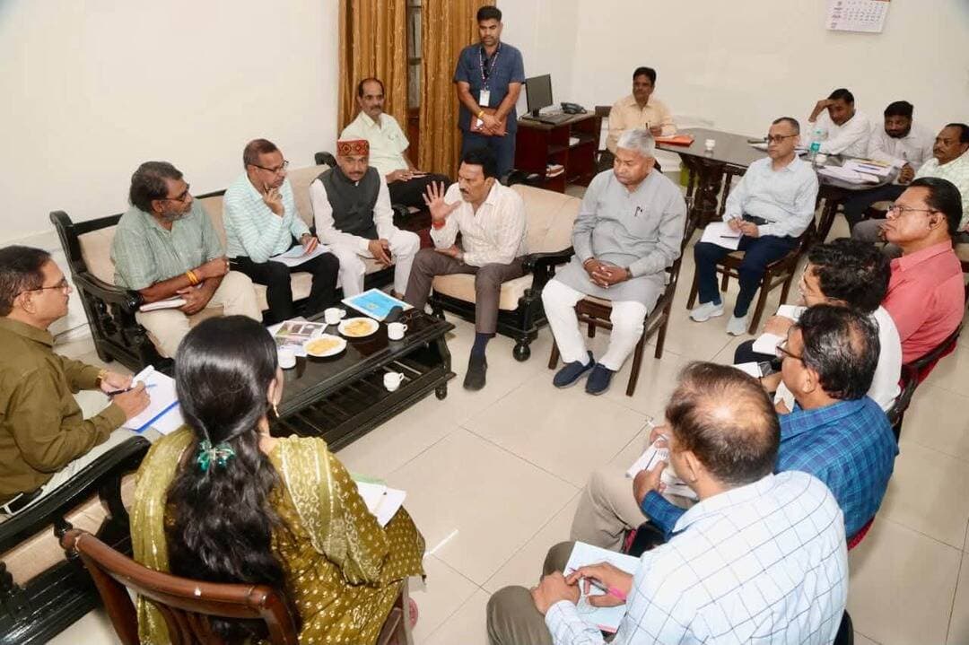 ग्वालियर-चंबल संभाग की सभी नहरों की सफाई एवं मरम्मत का कार्य अभियान बतौर किया जाए
विभागीय अधिकारियों की समीक्षा बैठक में जल संसाधन मंत्री श्री सिलावट ने दिए निर्देश
प्रदेश के जल संसाधन मंत्री श्री तुलसीराम सिलावट ने विभागीय अधिकारियों को निर्देशित किया है कि बरसात के बाद सभी नहरों की सफाई एवं मरम्मत का कार्य अभियान के रूप में किया जाए। 15 दिवस के भीतर सभी नहरों की सफाई का कार्य हो और इसकी रिपोर्ट भी प्रस्तुत की जाए। मंत्री श्री सिलावट ने ग्वालियर भ्रमण के दौरान बुधवार हो मुरार सर्किट हाउस में विभागीय अधिकारियों की समीक्षा बैठक में यह निर्देश दिए हैं।
जल संसाधन मंत्री श्री सिलावट ने विभागीय समीक्षा के दौरान विभागीय योजनाओं की समीक्षा की और अधिकारियों को आवश्यक दिशा-निर्देश दिए। बैठक में भाजपा जिला अध्यक्ष श्री जयप्रकाश राजौरिया, ग्रामीण अध्यक्ष श्री प्रेम सिंह राजपूत, जल संसाधन विभाग के मुख्य अभियंता श्री अरुण सिंह चौहान, अधीक्षण यंत्री श्री राजेश चतुर्वेदी, अधीक्षण यंत्री दतिया श्री अनिल दीक्षित, कार्यपालन यंत्री हरसी श्री अभिषेक सिंह, कार्यपालन यंत्री ग्वालियर श्री आर के मरावी, कार्यपालन यत्री भिण्ड सुश्री सीमा त्रिपाठी, चंबल के कार्यपालन यंत्री श्री एम के गुप्ता, कार्यपालन यंत्री सबलगढ़ श्री दिनेश रत्नाकर सहित विभागीय अधिकारी उपस्थित थे।
जल संसाधन मंत्री श्री सिलावट ने कहा है कि प्रदेश सरकार द्वारा प्रदेश भर के डेढ़ लाख किसानों के अर्थदण्ड की 83 करोड़ रुपए की राशि माफ की है। जिन किसानों ने एक मुश्त राशि जमा की है उनकी अर्थदण्ड की राशि माफ की गई है। सिंचाई के लिये जिन किसानों को पानी दिया जाता है उनसे मात्र 150 रुपए प्रति हैक्टेयर प्रति वर्ष की राशि ली जाती है। इस राशि की वूसली भी किसानों से की जाना चाहिए। उन्होंने यह भी निर्देशित किया है कि नगरीय निकाय एवं नगर पालिकाओं को भी सिंचाई विभाग के माध्यम से पेयजल हेतु जो पानी दिया जाता है उसकी बकाया राशि की वसूली के लिये भी पत्र लिखा जाए। वसूली कार्य को विभागीय अधिकारी प्राथमिकता से करें।
जल संसाधन मंत्री श्री सिलावट ने विभागीय अधिकारियों को यह भी निर्देशित किया है कि सिंचाई के लिये पानी छोड़ने से पहले संबंधित क्षेत्र के किसानों के साथ भी संवाद किया जाए। चौपाल आयोजित कर किसानों और क्षेत्रीय जनप्रतिनिधियों को भी इसकी जानकारी अनिवार्यत: दी जाए।
जल संसाधन मंत्री श्री सिलावट ने विभागीय अधिकारियों को यह भी निर्देशित किया है कि ग्वालियर चंबल संभाग के सभी डैमों व तालाबों की निरंतर मॉनीटरिंग की जाए। कहीं पर भी मरम्मत की आवश्यकता हो तो विभागीय स्तर से तत्परता से कार्य कराया जाए।
बैठक में बताया गया कि ग्वालियर चंबल संभाग में सिंचाई विभाग के माध्यम से लगभग 5 लाख 71 हजार हैक्टेयर क्षेत्र में सिंचाई के लिये पानी उपलब्ध कराया जाता है। इसके साथ ही विभागीय 91 तालाबों के माध्यम से भी किसानों को पानी की उपलब्धता सुनिश्चित की जाती है। बैठक में यह भी जानकारी दी गई कि ग्वालियर व चंबल क्षेत्र के सभी जलाशय वर्तमान में पूरी क्षमता के साथ भरे हुए हैं।
#gwalior
#WaterResourcesDepartment
PRO Gwalior
CM Madhya Pradesh
Jansampark Madhya Pradesh