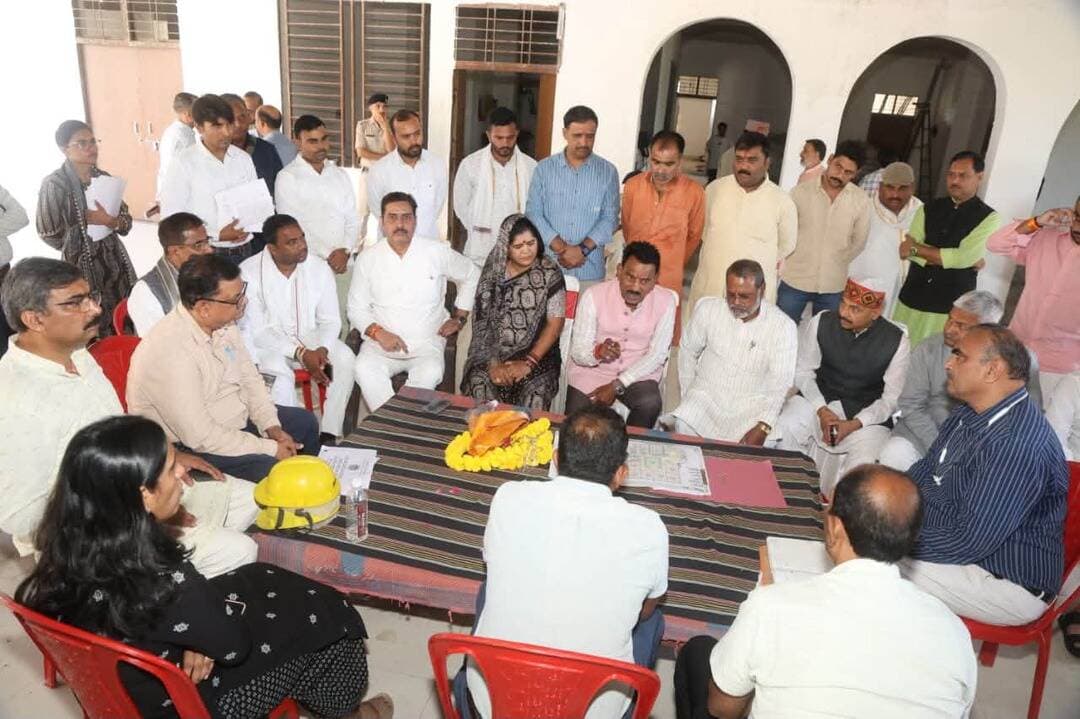 बाबा साहब डॉ. अम्बेडकर धाम के निर्माण का कार्य समय-सीमा में पूर्ण किया जाए
प्रभारी मंत्री श्री सिलावट एवं मंत्री श्री कुशवाह ने अम्बेडकर धाम निर्माण कार्य का किया निरीक्षण
ग्वालियर के समीप जौरासी में बाबा साहब डॉ. भीमराव अम्बेडकर धाम का निर्माण 20 करोड़ रुपए की लागत से किया जा रहा है। यह भव्य धाम 31 जुलाई 2027 तक बनकर पूर्ण होगा। प्रदेश के जल संसाधन मंत्री एवं जिले के प्रभारी मंत्री श्री तुलसीराम सिलावट एवं सामाजिक न्याय, दिव्यांगजन सशक्तिकरण एवं उद्यानिकी मंत्री श्री नारायण सिंह कुशवाह ने बुधवार को अम्बेडकर धाम निर्माण कार्य का निरीक्षण किया और निर्धारित समय-सीमा में पूर्ण गुणवत्ता के साथ कार्य पूर्ण करने के निर्देश संबंधित अधिकारियों को दिए।
अम्बेडकर धाम के निर्माण कार्य के निरीक्षण के दौरान निर्मित किए गए कार्यों का निरीक्षण भी किया गया। इस अवसर पर पूर्व मंत्री श्रीमती इमरती देवी, भाजपा जिला अध्यक्ष श्री जयप्रकाश राजौरिया, ग्रामीण अध्यक्ष श्री प्रेम सिंह राजपूत, जिला पंचायत के मुख्य कार्यपालन अधिकारी श्री सोजान सिंह रावत, जीडीए के उपाध्यक्ष श्री सुधीर गुप्ता एवं श्री आशीष प्रताप सिंह सहित जनप्रतिनिधि एवं निर्माण एजेंसी के अधिकारी और विभागीय अधिकारी उपस्थित थे।
प्रभारी मंत्री श्री सिलावट एवं उद्यानिकी मंत्री श्री कुशवाह ने कहा है कि राज्य सरकार द्वारा दो चरणों में 20 करोड़ रुपए की धनराशि अम्बेडकर धाम निर्माण के लिये स्वीकृत की गई है। स्वीकृत की गई राशि से निर्धारित समय-सीमा में सभी निर्माण कार्य पूर्ण हों। इसके साथ ही अम्बेडकर धाम में बाबा साहब अम्बेडकर की भव्य प्रतिमा स्थापना का कार्य भी समय-सीमा में किया जाए। उन्होंने अधिकारियों को निर्देशित किया है कि अम्बेडकर धाम का निर्माण इस प्रकार से किया जाए कि देश के कौने-कौने से लोग आकर अम्बेडकर धाम का अवलोकन करें। इस धाम में बाबा साहब अम्बेडकर के जीवन से जुड़े हुए साहित्य एवं अन्य वस्तुओं को भी प्रदर्शित किया जाए।
प्रभारी मंत्री श्री सिलावट ने कहा है कि अम्बेडकर धाम के चारों ओर एक पेड़ माँ के नाम अभियान के तहत वृहद वृक्षारोपण का कार्य भी हाथ में लिया जाए। बाउण्ड्रीवॉल के चारों ओर बड़े पेड़ लगाने के लिये एक विशेष अभियान चलाकर वृक्षारोपण का कार्य किया जाए।
जिला पंचायत के मुख्य कार्यपालन अधिकारी श्री सोजान सिंह रावत ने बताया कि अम्बेडकर धाम के निर्माण का कार्य निर्माण एजेंसी द्वारा गुणवत्ता के साथ किया जा रहा है। निर्धारित समय-सीमा में सभी काम पूर्ण किए जायेंगे। अम्बेडकर धाम परिसर में ही बाबा साहब अम्बेडकर की भव्य प्रतिमा की स्थापना भी की जायेगी। धाम के निर्माण के कार्यों की निरंतर मॉनीटरिंग जिला प्रशासन द्वारा भी की जा रही है।
#gwalior
PRO Gwalior
Jansampark Madhya Pradesh
CM Madhya Pradesh