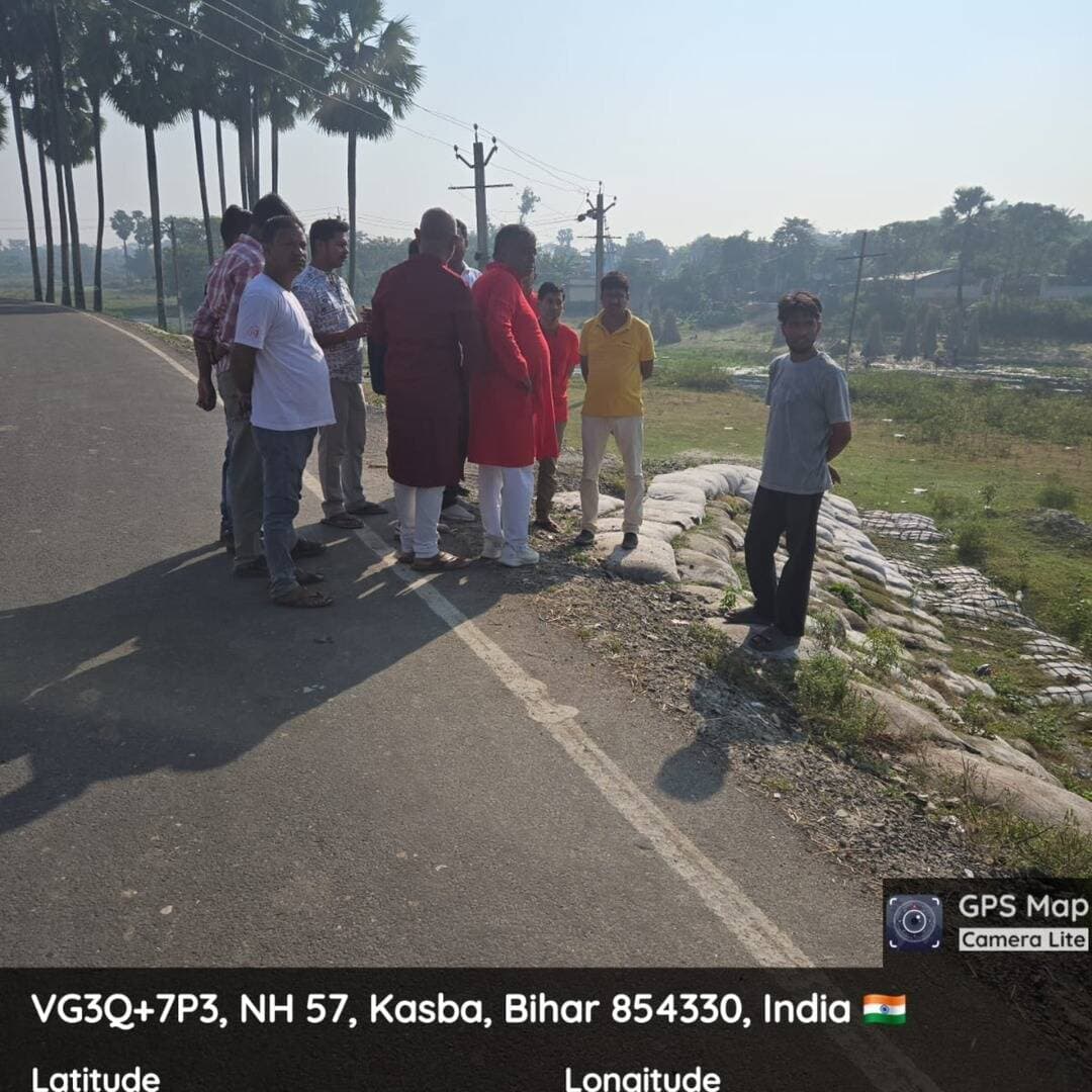 समाहरणालय पूर्णिया,
जिला जनसंपर्क कार्यालय,
प्रेस विज्ञप्ति 1658,
दिनांक 14/10/2026,
==================
दुर्गा पूजा मूर्ति विसर्जन एवं रावण दहन स्थल का नगर परिषद के अधिकारियों एवं जनप्रतिनिधियों द्वारा किया गया संयुक्त निरीक्षण; सुरक्षा और सुविधाओं के दिए गए महत्वपूर्ण निर्देश:-
आगामी दुर्गा पूजा पर्व के दौरान श्रद्धालुओं की सुरक्षा, सुविधा एवं सुचारु व्यवस्था सुनिश्चित करने के उद्देश्य से बुधवार को नगर परिषद कसबा क्षेत्र अंतर्गत दुर्गा पूजा मूर्ति विसर्जन स्थल एवं रावण दहन स्थल का विस्तृत जायजा लिया गया।
इस निरीक्षण के दौरान नगर परिषद के मुख्य पार्षद, उप मुख्य पार्षद श्री सुभाष कुमार साह, वार्ड संख्या 25 के पार्षद श्री गौरव कुमार, वार्ड संख्या 13 के पार्षद मो. हसमत राही, सहायक लोक स्वच्छता एवं अपशिष्ट प्रबंधन पदाधिकारी (APSWMO) श्री रवि कुमार, कनीय अभियंता श्री अब्दुल लतीफ, सफाई पर्यवेक्षक श्री प्रीतम तथा दुर्गा पूजा समिति के सम्मानित सदस्यगण उपस्थित थे।
निरीक्षण के मुख्य बिंदु एवं दिए गए निर्देश:--
विसर्जन घाट पर रैंप निर्माण:--- पूजा समिति के सदस्यों द्वारा विसर्जन कार्य को सुगम, सरल एवं सुरक्षित बनाने हेतु घाट पर रैंप निर्माण की मांग रखी गई। जनसुविधा को ध्यान में रखते हुए संबंधित कनीय अभियंता को अविलंब रैंप निर्माण हेतु आवश्यक कार्रवाई का निर्देश दिया गया।
सुरक्षा हेतु बैरिकेडिंग:-- श्रद्धालुओं एवं आम जनता की सुरक्षा के दृष्टिकोण से विसर्जन स्थल के चारों ओर मजबूती से बैरिकेडिंग कराने के आवश्यक निर्देश दिए गए।
15 फीट ऊंचे बांध पर विशेष सुरक्षा व्यवस्था:-- विसर्जन स्थल के निकट स्थित लगभग 15 फीट ऊंचे बांध से होने वाली संभावित कठिनाइयों को देखते हुए श्रद्धालुओं की सुरक्षा के लिए वैकल्पिक एवं ठोस सुरक्षा इंतजाम करने पर विशेष जोर दिया गया।
साफ-सफाई एवं प्रकाश व्यवस्था:-- पर्व के दौरान स्वच्छता बनाए रखने के लिए सफाई पर्यवेक्षक को स्थल की नियमित सफाई एवं पर्याप्त प्रकाश (लाइटिंग) की व्यवस्था सुनिश्चित करने का निर्देश दिया गया।
नगर परिषद प्रशासन का संदेश:---
"नगर परिषद कसबा पर्व के दौरान श्रद्धालुओं एवं नागरिकों को हर संभव सुविधा और सुरक्षित वातावरण प्रदान करने के लिए पूरी तरह कटिबद्ध है। सभी आवश्यक तैयारियां समय रहते पूर्ण कर ली जाएंगी।"
#cmsamrat
#samratchoudhary
#pmmodi