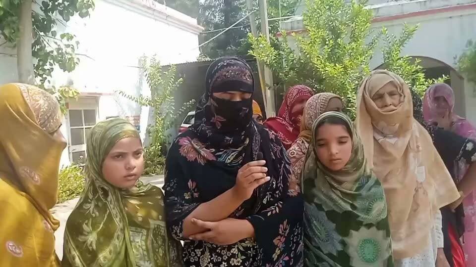 गंगोह पुलिस पर गंभीर आरोप! न्याय मांगने पहुंचे लोगों पर लाठीचार्ज का आरोप
गंगोह, सहारनपुर: युवक की मौत के मामले में न्याय की मांग को लेकर गंगोह कोतवाली पहुंचे परिजनों और लोगों ने पुलिस पर लाठीचार्ज करने का आरोप लगाया है। मामले को लेकर कोतवाली परिसर में हंगामा और तनाव की स्थिति बनी हुई है।
सवाल: क्या न्याय की मांग कर रहे लोगों के साथ पुलिस ने बल प्रयोग किया? पूरे मामले की निष्पक्ष जांच और सच्चाई सामने आना जरूरी है।
#Gangoh #Saharanpur #GangohPolice #Justice #UPPolice #BreakingNews #UttarPradesh