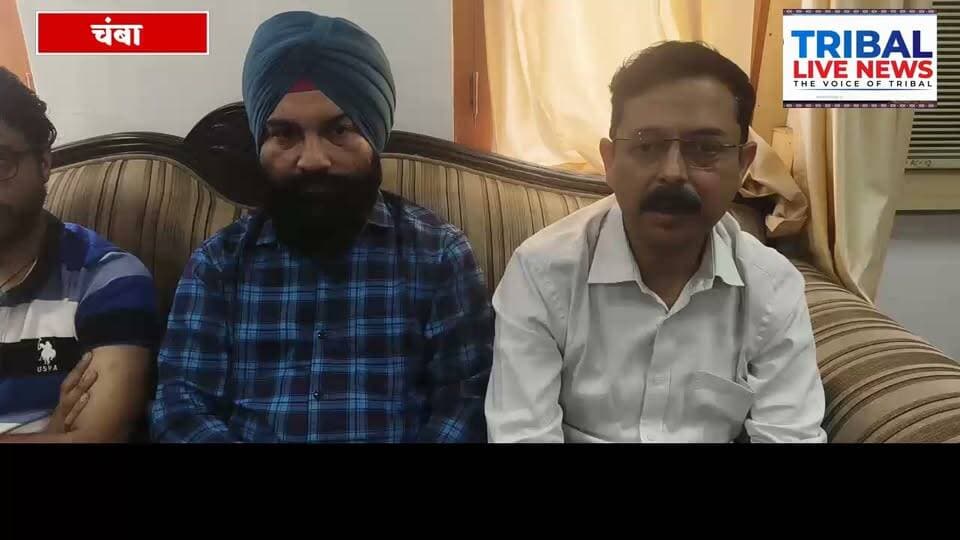 चंबा मेडिकल कॉलेज को मिला ब्लड बैंक का लाइसेंस, मरीजों को मिलेगी बड़ी राहत
चंबा। पंडित जवाहर लाल नेहरू राजकीय मेडिकल कॉलेज एवं अस्पताल चंबा को ब्लड बैंक का लाइसेंस मिलने से जिले के मरीजों को बड़ी राहत मिलने की उम्मीद है। इससे अस्पताल में रक्त की उपलब्धता बेहतर बनाने और जरूरतमंद मरीजों को समय पर रक्त उपलब्ध करवाने में मदद मिलेगी।
डॉ. पंकज गुप्ता ने बताया कि ब्लड बैंक का लाइसेंस मिलने से मरीजों को काफी सुविधा मिलेगी। उन्होंने कहा कि कई बार कुछ विशेष ब्लड ग्रुप उपलब्ध नहीं होने के कारण मरीजों को दूसरे अस्पतालों में रेफर करना पड़ता था। अब ब्लड बैंक की व्यवस्था मजबूत होने से ऐसी परिस्थितियों में राहत मिलने की उम्मीद है।
एक करोड़ रुपये की मशीन भी आएगी
डॉ. पंकज गुप्ता ने बताया कि सदर विधायक नीरज नैय्यर और मुख्यमंत्री के सहयोग से करीब एक करोड़ रुपये की मशीन भी मेडिकल कॉलेज चंबा में लाई जा रही है। इस मशीन के आने से अस्पताल में स्वास्थ्य सेवाओं को और बेहतर बनाने में मदद मिलेगी।