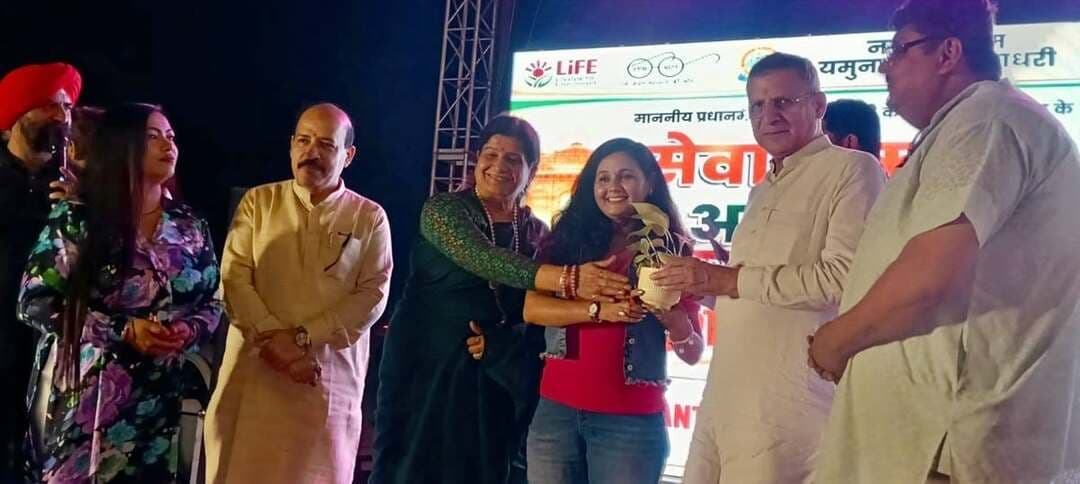 नशे से दूर रहकर युवा बनाएं सशक्त भारत : कंवरपाल
संगीत व शॉर्ट फिल्मों से बताए नशे के दुष्प्रभाव
जगाधरी बस स्टैंड चौक पर नगर निगम ने चलाया जागरूकता अभियान
जगाधरी/यमुनानगर। नगर निगम और एंटी करप्शन एंड क्राइम प्रिवेंशन द्वारा देर शाम डा. बीआर अंबेडकर चौक (जगाधरी बस स्टैंड चौक) के पास नशा मुक्त भारत अभियान के तहत जागरूकता कार्यक्रम आयोजित किया गया। सेवा संकल्प अभियान के अंतर्गत आयोजित कार्यक्रम का शुभारंभ मुख्य अतिथि पूर्व कैबिनेट मंत्री कंवरपाल, भाजपा जिला अध्यक्ष राजेश सपरा, एसडीएम जगाधरी विश्वनाथ ने दीप प्रज्वलित करके किया। उन्होंने युवाओं और आमजन को नशे से दूर रहने का संदेश दिया गया। उन्होंने युवाओं को नशे के बढ़ते दुष्प्रभावों के प्रति युवाओं को जागरूक किया। कार्यक्रम का मंच संचालन एंटी करप्शन एंड क्राइम प्रिवेंशन के नेशनल प्रेसिडेंट अमित मांकट और जूनियर जसपाल भट्टी ने किया। कार्यक्रम में शॉर्ट फिल्मों और संगीत के माध्यम से नशे के कारण होने वाले सामाजिक और पारिवारिक नुकसानों का प्रदर्शन किया गया। फिल्मों के माध्यम से लोगों को नशे से दूर रहने और दूसरों को भी जागरूक करने के लिए प्रेरित किया गया। मुख्य अतिथि कंवरपाल ने कहा कि विकसित भारत के निर्माण में युवा पीढ़ी की महत्वपूर्ण भूमिका है। इसके लिए युवाओं का शारीरिक रूप से स्वस्थ, मानसिक रूप से मजबूत और आत्मविश्वास से भरपूर होना आवश्यक है। नशे से दूर रहकर युवा शिक्षा, खेल, रोजगार और सामाजिक गतिविधियों में बेहतर योगदान दे सकते हैं।
एसडीएम विश्वनाथ ने कहा कि नशा न केवल व्यक्ति के स्वास्थ्य को नुकसान पहुंचाता है, बल्कि परिवार और समाज पर भी इसका गंभीर प्रभाव पड़ता है। युवाओं को नशे से बचाकर उनकी ऊर्जा को सकारात्मक दिशा में लगाना समय की जरूरत है।
भाजपा जिला अध्यक्ष राजेश सपरा ने युवाओं से अपील की कि वे नशे को जीवन में कभी जगह न दें और अपने साथियों को भी इससे दूर रहने के लिए प्रेरित करें। समाज के प्रत्येक वर्ग को नशा मुक्ति के प्रयासों में भागीदारी निभानी चाहिए, ताकि आने वाली पीढ़ी को स्वस्थ और सुरक्षित वातावरण मिल सके। उन्होंने कहा कि नशा मुक्त समाज बनाने के लिए जागरूकता सबसे प्रभावी माध्यम है। ऐसे कार्यक्रमों के जरिए युवाओं को नशे के दुष्परिणामों से अवगत कराने के साथ उन्हें स्वस्थ जीवनशैली अपनाने के लिए प्रेरित किया जा रहा है। कार्यक्रम के अंत में मुख्य अतिथि द्वारा प्रतिभागियों को सम्मानित किया गया। मौके पर नगर निगम के सहायक अभियंता मुनेश्वर भारद्वाज, मुख्य सफाई निरीक्षक हरजीत सिंह, समाज कल्याण बोर्ड की पूर्व चेयरपर्सन रोजी मलिक आनंद, जिला महामंत्री नरेंद्र सिंह राणा, पार्षद प्रियांक शर्मा, नगर निगम की सोशल मीडिया इंचार्ज मुक्ता आदि मौजूद रहें।
फोटो कैप्शन -
कार्यक्रम में प्रस्तुति देते प्रतिभागी।
कार्यक्रम में प्रतिभागियों को सम्मानित करते मुख्य अतिथि।
कार्यक्रम में उपस्थित मुख्य अतिथि व अन्य।