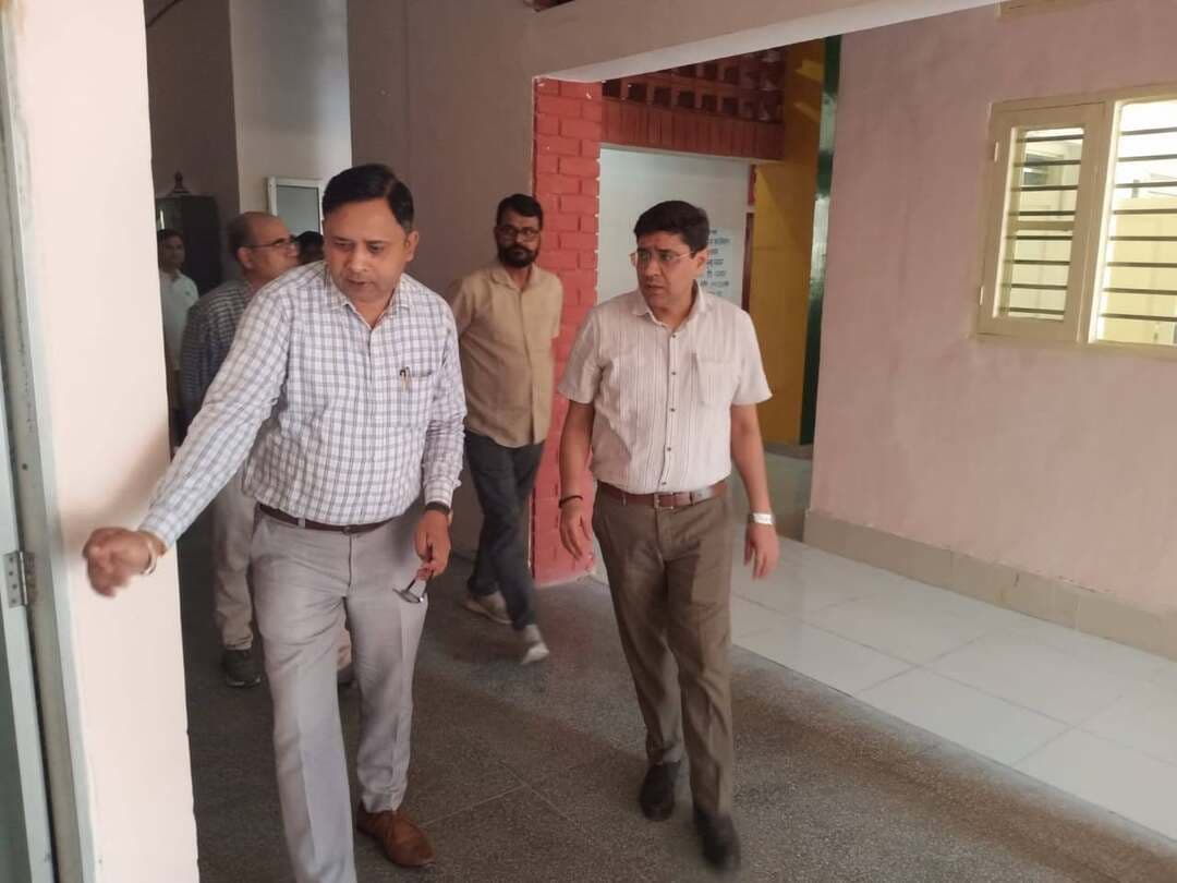 बच्चों का संरक्षण और सर्वांगीण विकास जरूरी- एडीसी नवीन आहूजा
यमुनानगर, 14 अक्तूबर- अतिरिक्त उपायुक्त नवीन आहूजा ने बालकुंज छछरौली और ओपन शेल्टर होम का औचक निरीक्षण किया और व्यवस्थाओं का जायजा लिया। निरीक्षण के दौरान बच्चों के संरक्षण, पोषण, शिक्षा और बच्चों को दिए जाने वाले भोजन की पौष्टिकता, रसोई की स्वच्छता और बच्चों के नियमित स्वास्थ्य जांच मेडिकल चेकअप के रिकॉर्ड की जांच की गई। बच्चों की स्कूल की पढ़ाई, पुस्तकालय की स्थिति और कंप्यूटर व पठन-पाठन सामग्री की उपलब्धता का जायजा लेकर उचित दिशा-निर्देश दिए गए।
अतिरिक्त उपायुक्त ने निर्देश दिए कि जिन बच्चों के माता-पिता या परिवारों की जानकारी मिल जाती है उन्हें किशोर न्याय नियमों के तहत सुरक्षित तरीके से उनके घर भेजने या प्रभावी पुनर्वास सुनिश्चित करने की प्रक्रिया में तेजी लाई जाए। संस्थानों में आश्रित बच्चों की सुरक्षा, उनके अधिकारों का संरक्षण और उनका सर्वांगीण विकास सरकार और प्रशासन की मुख्य प्राथमिकता है। बच्चों को समाज में मुख्यधारा से जोड़ा जाए। बच्चों के संरक्षण, उनके अधिकारों के लिए सजकता से कार्य करेगी तो निश्चित रूप से बच्चों का विकास और संरक्षण बेहतर होगा अतिरिक्त उपायुक्त ने बच्चों को अनुशासन बनाये रखते हुए अच्छे शिक्षा परिणामों के लिए परिश्रम करने के लिए कहा और साथ सभी को त्योहारों की शुभकामनाएं दी। इस दौरान बालकुंज छछरौली के इंचार्ज सुखविंदर सिंह, कार्यवाहक जिला बाल संरक्षण अधिकारी किरण, अधीक्षक बलविंदर सिंह, मोना चौहान, संजीव बर्मन, संदीप और अन्य मौजूद रहे।