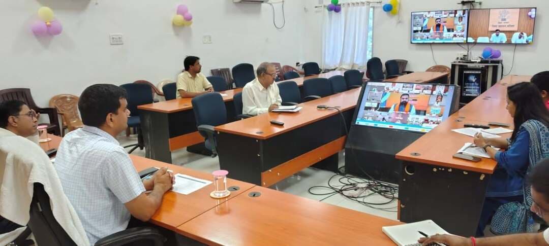माननीय मुख्यमंत्री,बिहार श्री सम्राट चौधरी ने किया कृषि इनपुट अनुदान का डीबीटी के माध्यम से हस्तांतरण*
**कटिहार, 14 अक्टूबर 2026।**
*अगस्त 2026 के अंतिम सप्ताह में आई भीषण बाढ़ से फसल क्षति झेलने वाले किसानों को राहत प्रदान करने की दिशा में बिहार सरकार ने महत्वपूर्ण पहल की है* ।
माननीय मुख्यमंत्री श्री सम्राट चौधरी की अध्यक्षता में मुख्यमंत्री सचिवालय स्थित संवाद भवन में आयोजित कार्यक्रम के दौरान कृषि इनपुट अनुदान योजना के तहत प्रभावित किसानों के बैंक खातों में प्रत्यक्ष लाभ अंतरण (DBT) के माध्यम से अनुदान राशि हस्तांतरित की गई।
इस अवसर पर माननीय उपमुख्यमंत्री श्री विजय कुमार चौधरी एवं श्री बिजेंद्र प्रसाद यादव तथा माननीय कृषि मंत्री श्री विजय कुमार सिन्हा उपस्थित रहे।
*#कटिहार के 2,892 किसानों को मिला लाभ*
इस क्रम में **कटिहार जिले के 2,892 किसानों के बैंक खातों में कुल ₹1,34,33,614.62 (एक करोड़ चौंतीस लाख तैंतीस हजार छह सौ चौदह रुपये एवं बासठ पैसे)** की अनुदान राशि अंतरित की गई।
इस सहायता से बाढ़ के कारण फसल क्षति झेलने वाले किसानों को कृषि कार्यों को पुनः गति देने तथा आगामी फसल की तैयारी में आर्थिक संबल मिलेगा।
*# वीडियो कॉन्फ्रेंसिंग के माध्यम से जुड़े जिला स्तरीय पदाधिकारी*
कार्यक्रम में कटिहार जिले से जिला पदाधिकारी, अपर समाहर्ता (आपदा प्रबंधन), जिला कृषि पदाधिकारी सहित अन्य जिला स्तरीय पदाधिकारी वीडियो कॉन्फ्रेंसिंग (VC) के माध्यम से शामिल हुए।
*# किसानों को समयबद्ध सहायता उपलब्ध कराना प्राथमिकता*
कृषि इनपुट अनुदान योजना का मुख्य उद्देश्य बाढ़ सहित प्राकृतिक आपदाओं के कारण फसल क्षति झेलने वाले पात्र किसानों को आर्थिक सहायता उपलब्ध कराना है, ताकि वे कृषि गतिविधियों को पुनः सुचारु रूप से संचालित कर सकें और आगामी फसल उत्पादन की तैयारी समय पर कर सकें।
बिहार सरकार किसानों के हितों की रक्षा तथा प्राकृतिक आपदाओं की स्थिति में उन्हें त्वरित राहत उपलब्ध कराने के लिए प्रतिबद्ध है। डीबीटी के माध्यम से सीधे बैंक खातों में राशि का हस्तांतरण पारदर्शिता, जवाबदेही एवं योजनाओं के प्रभावी क्रियान्वयन को सुनिश्चित करने की दिशा में महत्वपूर्ण कदम है।
**जिला प्रशासन, कटिहार एवं कृषि विभाग द्वारा किसानों को सरकारी योजनाओं का लाभ समयबद्ध, पारदर्शी एवं प्रभावी तरीके से उपलब्ध कराने के लिए निरंतर प्रयास किए जा रहे हैं।**
जिला जनसंपर्क पदाधिकारी,
कटिहार।
Information & Public Relations Department, Government of Bihar Department of Agriculture, Government of Bihar @topfans CMO Bihar Samrat Choudhary CM Samrat #follower #CMSamrat #samratchoudhary