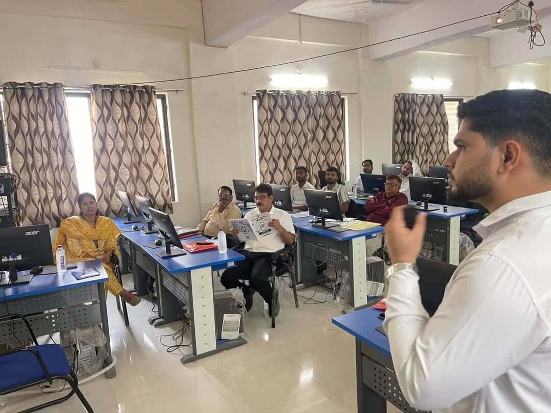 जनगणना 2027 के द्वितीय चरण हेतु अधिकारियों का प्रशिक्षण आयोजित
जनगणना 2027 के द्वितीय चरण के अंतर्गत जिला एवं नगरीय निकाय स्तर के अधिकारियों का प्रशिक्षण निर्धारित सत्र योजना के अनुसार आयोजित किया गया। प्रशिक्षण में नगर निगम रतलाम के आयुक्त, जोनल प्रभारी तथा जिले की समस्त नगर परिषदों के मुख्य नगरपालिका अधिकारी (CMO) , जनगणना लिपिक एवं तकनीकी सहायक उपस्थित रहे।
प्रशिक्षण में जनगणना 2027 की संचालन प्रक्रिया, प्रशासनिक अधिकारियों एवं कर्मचारियों के दायित्व, CMMS पोर्टल पर गणना ब्लॉक का गठन एवं प्रबंधन, EB Creator के माध्यम से उप-गणना ब्लॉक का सीमांकन, ले-आउट मैप तैयार करने तथा संक्षिप्त मकान सूची (AHL) एवं चार्ज रजिस्टर तैयार करने संबंधी जानकारी डेमो एवं अभ्यास के माध्यम से प्रदान की गई।
#jansampark #ratlam
#MadhyaPradesh