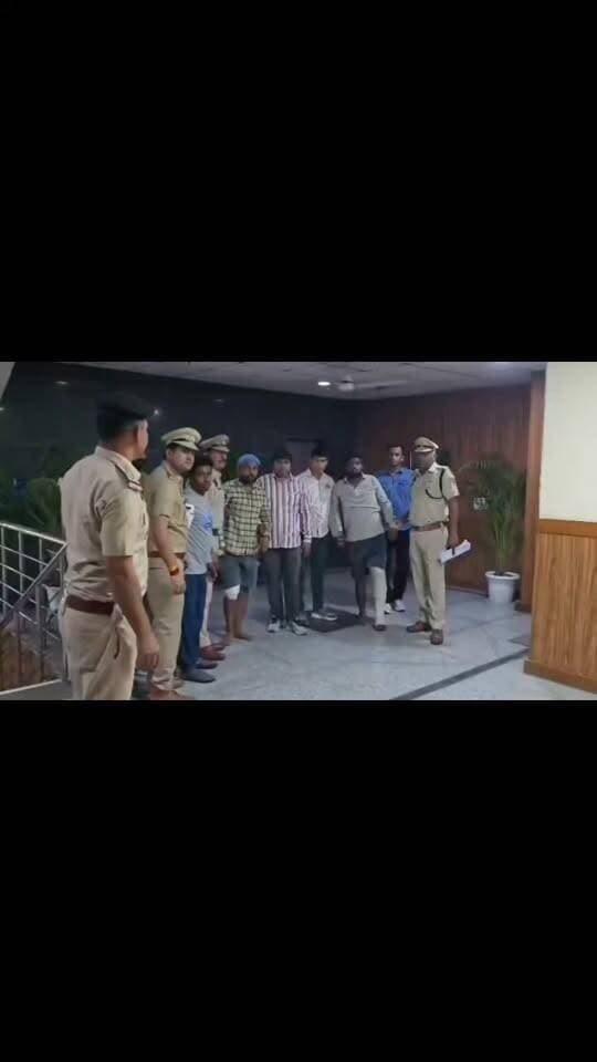 *गुरुग्राम पुलिस द्वारा नशा तस्करी करने के मामले में मुठभेड़ के बाद काबू किए गए 03 आरोपियों का चौथा साथी आरोपी भी गिरफ्तार।*
*आरोपी मुठभेड़ में काबू किए गए आरोपियों को अवैध मादक पदार्थ उपलब्ध कराने में था संलिप्त।*
*मुठभेड़ के पुलिस टीम पर फायरिंग करने वाले 02 आरोपियों के पैर में लगी थी गोली, एक पुलिस कर्मचारी भी गोली लगने से हुआ था घायल।
*आरोपियों के कब्जा से 136 ग्राम MDMA, 01 पिस्टल, 01 देशी कट्टा व 01 खाली खोल हुए बरामद।*
`गुरुग्राम: 14 अक्टूबर 2026`
▪️गुरुग्राम पुलिस की अपराध शाखा सेक्टर-65 की टीम ने लूट की वारदात को अंजाम देने की फिराक में घूम रहे हथियारबंद तीन आरोपियों को मुठभेड़ के बाद काबू करने में सफलता हासिल की है। मुठभेड़ के दौरान आरोपियों द्वारा पुलिस टीम पर की गई फायरिंग में एक पुलिस कर्मचारी घायल हो गया, जबकि पुलिस द्वारा आत्मरक्षा में की गई जवाबी फायरिंग में दो आरोपी घायल हो गए। *पुलिस टीम ने आरोपियों के कब्जा से 136 ग्राम MDMA (मादक पदार्थ), 01 पिस्टल, 01 देशी कट्टा तथा एक खाली खोल बरामद* किया है। पकड़े गए आरोपियों में एक आरोपी पर गुरुग्राम पुलिस द्वारा एनडीपीएस एक्ट के एक मामले में इनाम भी घोषित किया हुआ था।
*▪️लूट की वारदात की सूचना पर की गई नाकाबंदी, पुलिस टीम पर की फायरिंग:* दिनांक 09 अक्टूबर 2026 को अपराध शाखा सेक्टर-65, गुरुग्राम की पुलिस टीम को सूचना प्राप्त हुई कि तीन व्यक्ति हथियारों से लैस होकर लूट की वारदात को अंजाम देने की फिराक में हैं। सूचना के आधार पर पुलिस टीम ने नंगली उमरपुर से सेक्टर-62, गुरुग्राम की ओर जाने वाले क्षेत्र में नाकाबंदी कर चेकिंग शुरू की। इसी दौरान रात समय करीब 11:00 बजे एक बाइक पर सवार तीन व्यक्ति आते दिखाई दिए। पुलिस टीम ने उन्हें रुकने का इशारा किया, लेकिन आरोपी पुलिस टीम को देखकर बाइक भगाने लगे और पुलिस टीम पर फायरिंग कर दी। पुलिस टीम ने अपने वाहनों से पीछा करते हुए आरोपियों को घेर लिया। इस दौरान आरोपियों ने पुलिस टीम पर लगातार गोलियां चलाईं, जिनमें से एक गोली पुलिस वाहन पर लगी तथा एक गोली पुलिस कर्मचारी की बाजू पर लगी। इसके बाद पुलिस टीम ने आत्मरक्षा में जवाबी फायरिंग की, जिसमें दो आरोपियों के पैरों में गोली लगी। पुलिस टीम ने तीनों आरोपियों को काबू कर लिया। घायल आरोपियों और पुलिस कर्मचारी को उपचार के लिए अस्पताल में भर्ती करवाया गया।
*▪️पश्चिम बंगाल निवासी हैं तीनों आरोपी:* पुलिस द्वारा काबू किए गए आरोपियों की पहचान निम्नलिखित रूप में हुई है:
1. मार्फत उर्फ मारू (उम्र 32 वर्ष) — निवासी बाली, जिला मुर्शिदाबाद, पश्चिम बंगाल।
2. फूल बाबू शेख (उम्र 26 वर्ष) — निवासी बाली, जिला मुर्शिदाबाद, पश्चिम बंगाल।
3. श्रीकुल शेख (उम्र 37 वर्ष) — निवासी मीरा प्लेसी, जिला नादिया, पश्चिम बंगाल।
▪️मुठभेड़ में मार्फत उर्फ मारू और फूल बाबू शेख के पैरों में गोली लगी। तीनों आरोपियों के विरुद्ध पुलिस टीम के कार्य में बाधा डालने, पुलिस टीम पर फायरिंग कर जानलेवा हमला करने तथा अवैध मादक पदार्थ रखने के संबंध में थाना सेक्टर-65, गुरुग्राम में संबंधित धाराओं के तहत अभियोग अंकित किया गया है।
*▪️मुठभेड़ में चलीं कुल 09 गोलियां:* मुठभेड़ के दौरान कुल 09 गोलियां चलीं। इनमें से 06 गोलियां आरोपियों द्वारा तथा 03 गोलियां पुलिस टीम द्वारा आत्मरक्षा में चलाई गईं। फायरिंग के दौरान एक गोली पुलिस वाहन पर लगी और एक पुलिस कर्मचारी घायल हुआ। पुलिस की जवाबी कार्यवाही में दो आरोपी घायल हुए।
*▪️एक आरोपी पर घोषित था इनाम:* आरोपी फूल बाबू शेख के विरुद्ध एनडीपीएस एक्ट के एक मामले में गुरुग्राम पुलिस द्वारा इनाम भी घोषित किया हुआ था।
*▪️तीनों आरोपियों का आपराधिक रिकॉर्ड आया सामने:* आरोपियों के आपराधिक रिकॉर्ड के अवलोकन से सामने आया है कि:
- *मार्फत उर्फ मारू:* लड़ाई-झगड़े, चोरी, जाली करंसी रखने तथा एनडीपीएस एक्ट के तहत कुल 04 अभियोग दर्ज हैं।
- *फूल बाबू शेख:* एनडीपीएस एक्ट के तहत 02 अभियोग दर्ज हैं।
- *श्रीकुल शेख:* एनडीपीएस एक्ट के तहत 01 अभियोग दर्ज है।
*▪️हॉस्पिटल से उपचार के बाद डिस्चार्ज होने के बाद आरोपियों को उक्त अभियोग में किया गिरफ्तार:* घायल आरोपियों को दिनांक 11.10.2026 को अस्पताल से डिस्चार्ज होने के बाद उन्हें अंकित अभियोग में नियमानुसार गिरफ्तार किया गया।
*▪️आरोपियों से की गई पूछताछ के बाद मादक पदार्थ सप्लाई करने वाला आरोपी साथी भी गिरफ्तार:* अपराध शाखा सैक्टर-65, गुरुग्राम की पुलिस टीम ने उपरोक्त अभियोग में आगामी कार्यवाही करते हुए उपरोक्त अभियोग में आरोपियों को अवैध मादक पदार्थ उपलब्ध कराने वाले एक आरोपी को दिनांक 11.10.2026 को सैक्टर-62, गुरुग्राम से गिरफ्तार किया। आरोपी की पहचान *कबीर निवासी बाली, जिला मुर्शिदाबाद, पश्चिम बंगाल* के रूप में हुई है।
*▪️अभियोग में नियमानुसार की जा रही है आगामी कार्यवाही:* पुलिस टीम द्वारा आरोपी मार्फत उर्फ मारू को माननीय न्यायालय से दिनांक 19.10.2026 तक पुलिस हिरासत रिमांड पर लिया गया है, जिससे गहनता से पूछताछ करके अभियोग में नियमानुसार आगामी कार्यवाही की जा रही है, अभियोग का अनुसंधान जारी है।