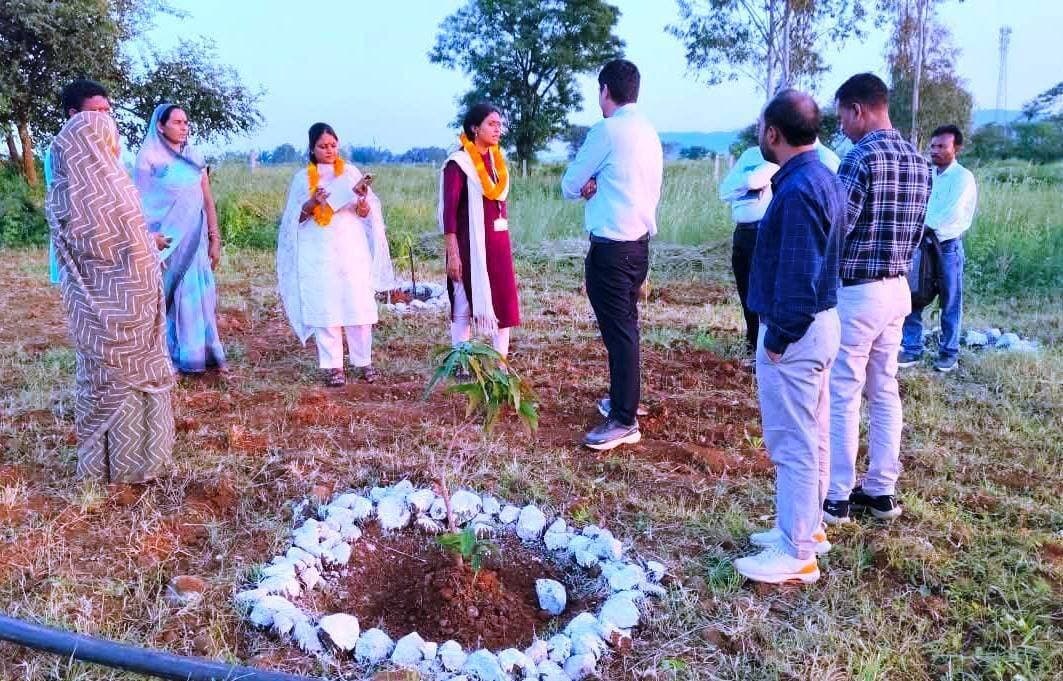 *केंद्रीय दल ने डिण्डौरी में ‘वीबी जी राम जी’ योजना के कार्यों का किया निरीक्षण*
*निर्माण कार्यों की गुणवत्ता और हितग्राहियों की सहभागिता की सराहना*
जिले में ग्रामीण विकास विभाग के अंतर्गत संचालित ‘वीबी जी राम जी’ योजनांतर्गत विभिन्न निर्माण कार्यों के पर्यवेक्षण एवं निरीक्षण के लिए भारत सरकार के केंद्रीय दल ने 12 से 14 अक्टूबर तक जिले का भ्रमण किया। केंद्रीय दल में सहायक आयुक्त सुश्री दीक्षा सुप्याल बिष्ट एवं परियोजना अधिकारी सुश्री रेखा पी.एस. शामिल रहीं। दल के साथ प्रदेश स्तरीय प्रतिनिधि कार्यपालन यंत्री, श्री अनुग्रह सिंह वीबी जी राम जी विकास आयुक्त कार्यालय भोपाल तथा सहायक लेखाधिकारी श्री यशवंत मिस्त्री उपस्थित रहे। भ्रमण के प्रथम दिवस कलेक्ट्रेट सभागार में समीक्षा बैठक आयोजित की गई, जिसमें मुख्य कार्यपालन अधिकारी जिला पंचायत द्वारा योजनांतर्गत संचालित निर्माण कार्यों का प्रस्तुतिकरण किया गया। इसके पश्चात केंद्रीय दल ने विकासखंड डिण्डौरी की ग्राम पंचायत घानाघाट में कंटूर ट्रेंच, गली प्लग, गैवियन, खेत तालाब, वसुधा वंदन एवं कोदो-कुटकी प्रसंस्करण इकाई का निरीक्षण किया। ग्राम पंचायत औरई के ग्राम धौरई में ‘एक बगिया मां के नाम’ के तहत हितग्राही श्रीमती पंचवती धूमकेती से पौधों के संरक्षण एवं गुणवत्ता के संबंध में चर्चा की गई। हितग्राही ने बताया कि उन्होंने अपनी रुचि से पौधों एवं पोल फेंसिंग की व्यवस्था की है तथा जनपद स्तरीय अमले के मार्गदर्शन में पौधों की देखरेख एवं संरक्षण किया जा रहा है। केंद्रीय दल ने कार्य की गुणवत्ता और हितग्राही की सक्रिय सहभागिता की सराहना की।
भ्रमण के दूसरे एवं तीसरे दिन भी विभिन्न निर्माण कार्यों का निरीक्षण किया गया। 13 अक्टूबर को विकासखंड डिण्डौरी की ग्राम पंचायत हिनौता माल में कंटूर ट्रेंच, बोल्डर चेक, प्रधानमंत्री आवास (ग्रामीण), नंदन फलोद्यान एवं कपिलधारा कूप के प्रगतिरत कार्यों का जायजा लिया गया तथा श्रमिकों से योजना के संबंध में चर्चा की गई। इसके बाद विकासखंड बजाग की ग्राम पंचायत बरगांव में प्रधानमंत्री आवास (ग्रामीण) एवं कंटूर ट्रेंच के कार्यों का निरीक्षण किया गया। विकासखंड करंजिया की ग्राम पंचायत पाटनगढ़ में केंद्रीय दल ने गोंडी पेंटिंग का अवलोकन कर स्थानीय कलाकारों की कला की सराहना की। भ्रमण के तीसरे दिन 14 अक्टूबर को विकासखंड बजाग की ग्राम पंचायत चांड़ा में प्रधानमंत्री जनमन आवास एवं बोल्डर चेक के प्रगतिरत कार्यों का निरीक्षण किया गया। केंद्रीय दल ने ग्राम पंचायत चांड़ा में किए जा रहे कार्यों की सराहना करते हुए योजनाओं के प्रभावी क्रियान्वयन एवं निर्माण कार्यों की गुणवत्ता का जायजा लिया।
#Sevasankalp #VBGGRAMG #RuralDevelopment #CentralInspectionTeam #Dindori #DindoriDistrict #MadhyaPradesh #RuralDevelopmentDepartment #MGNREGA #PMAYG #SustainableDevelopment #QualityConstruction #CommunityParticipation #WatershedDevelopment #TribalDevelopment #GondArt #JansamparkDindori #CollectorDindori #JansamparkMP